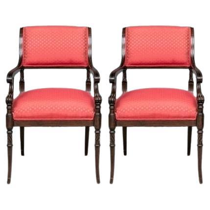 Paire de chaises à accoudoirs de style néoclassique avec tapisserie en soie à restaurer en vente