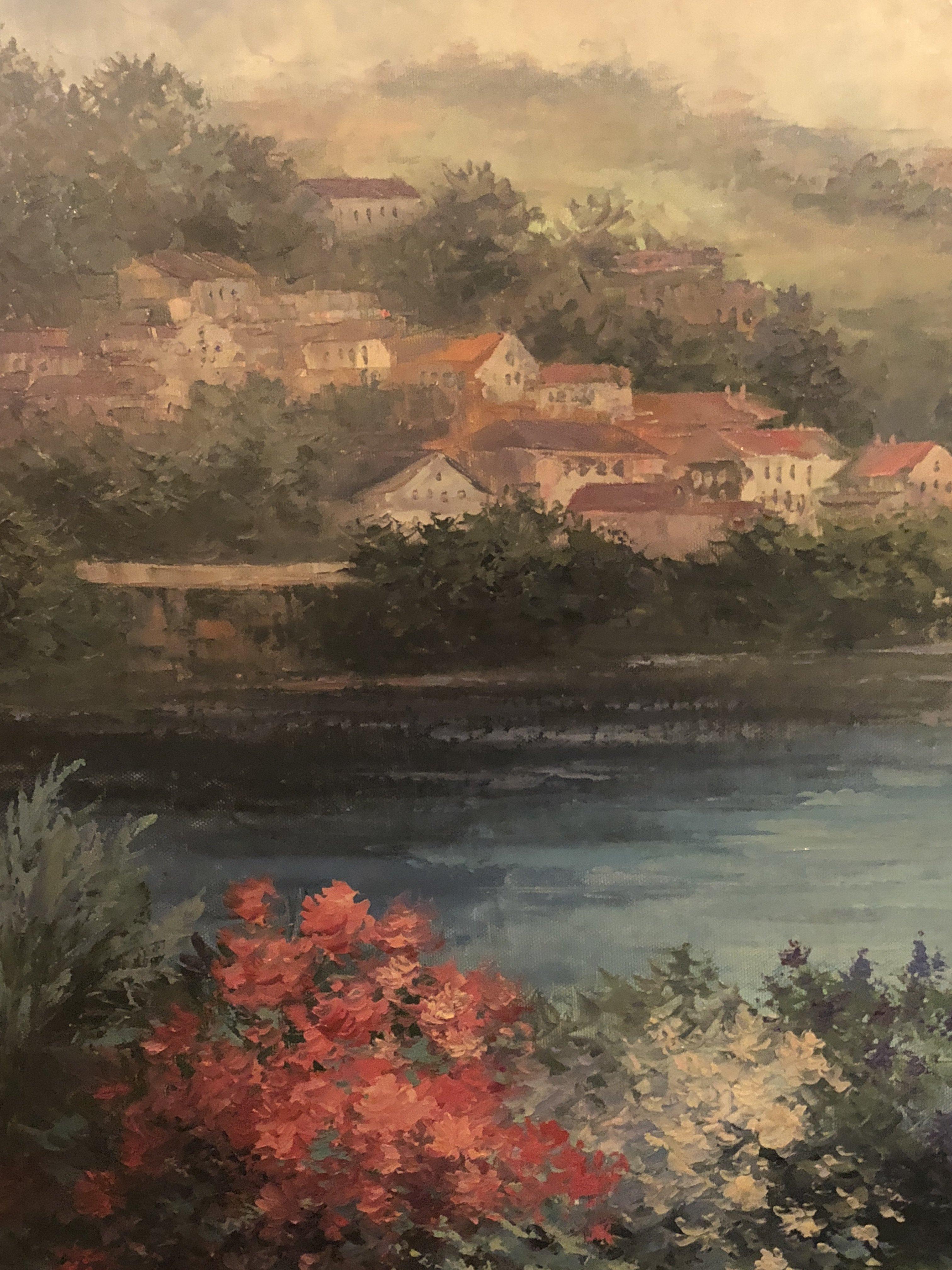 Une élégante peinture de paysage à l'huile sur toile présentant une vue sur un lac dans un environnement paradisiaque. Le tableau est finement encadré dans un cadre en bois doré personnalisé. Une merveilleuse addition à tout espace de vie ou bureau.