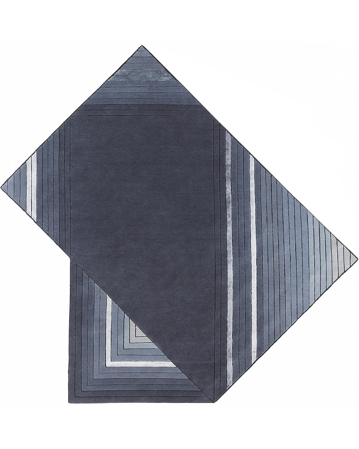 Tappeto PPF3 Papiroflexia di Mohebban
Dimensioni: L 250 x L 250 cm
Materiali: Lana.

La collezione Papiroflexia nasce dal parallelismo tra rappresentazione e realtà, tra piani e tridimensionalità. Partendo dalle tradizionali forme rettangolari,