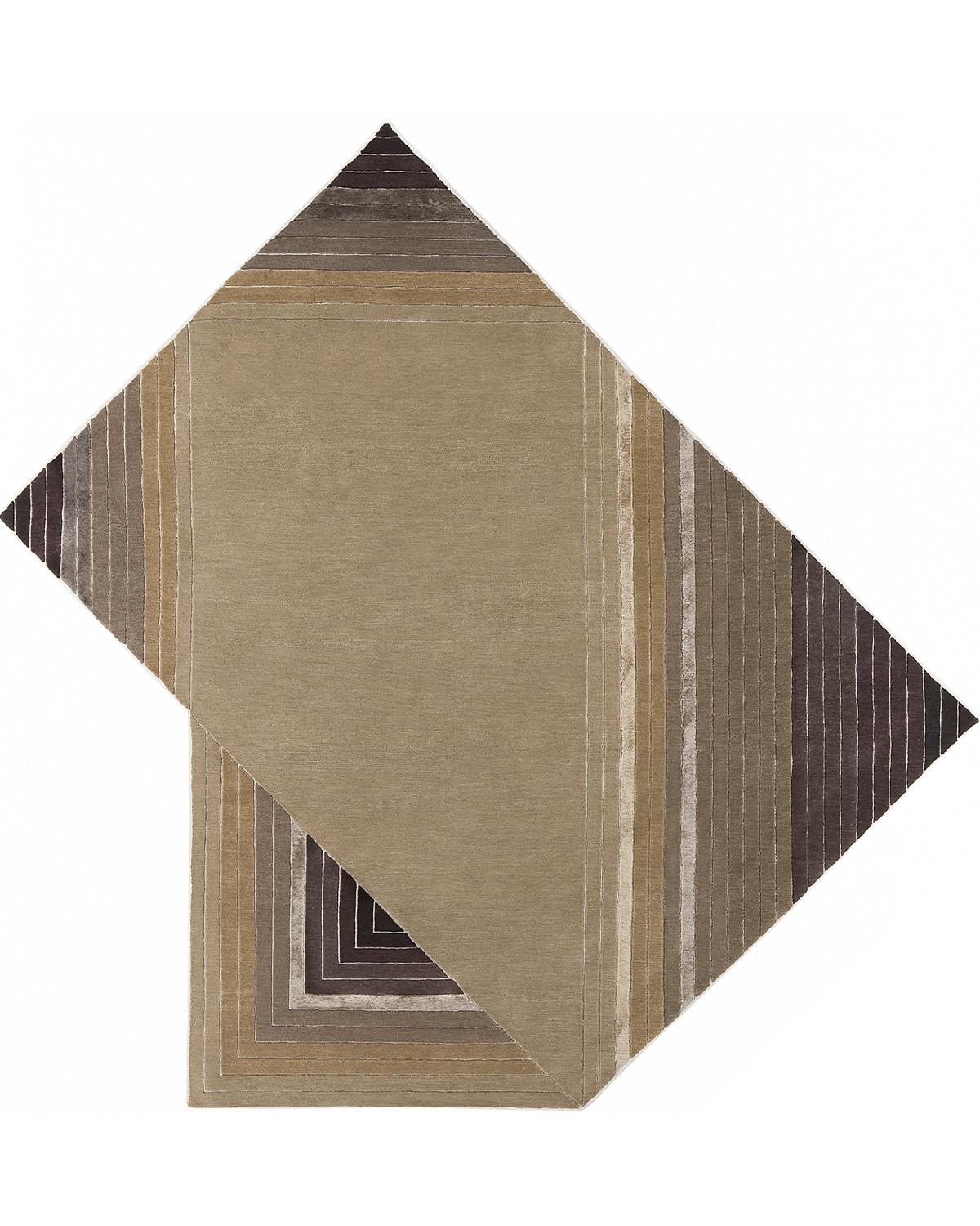 Tappeto PPF6 Papiroflexia di Mohebban
Dimensioni: L 250 x L 250 cm
Materiali: Lana.

La collezione Papiroflexia nasce dal parallelismo tra rappresentazione e realtà, tra piani e tridimensionalità. Partendo dalle tradizionali forme rettangolari,