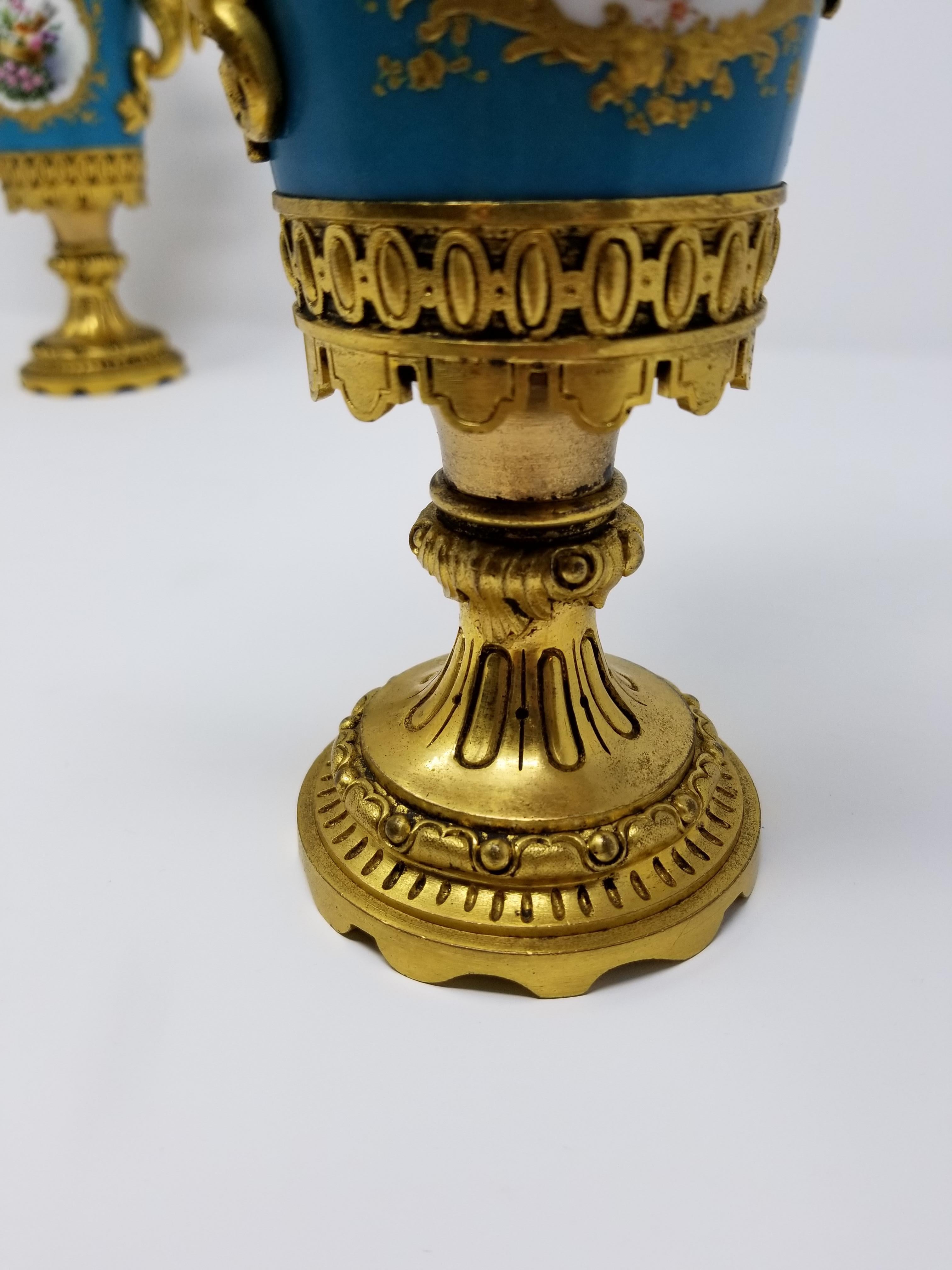 Paire d'aiguières françaises Svres en porcelaine et bronze doré avec oiseaux/bouchers/grenouilles en vente 4