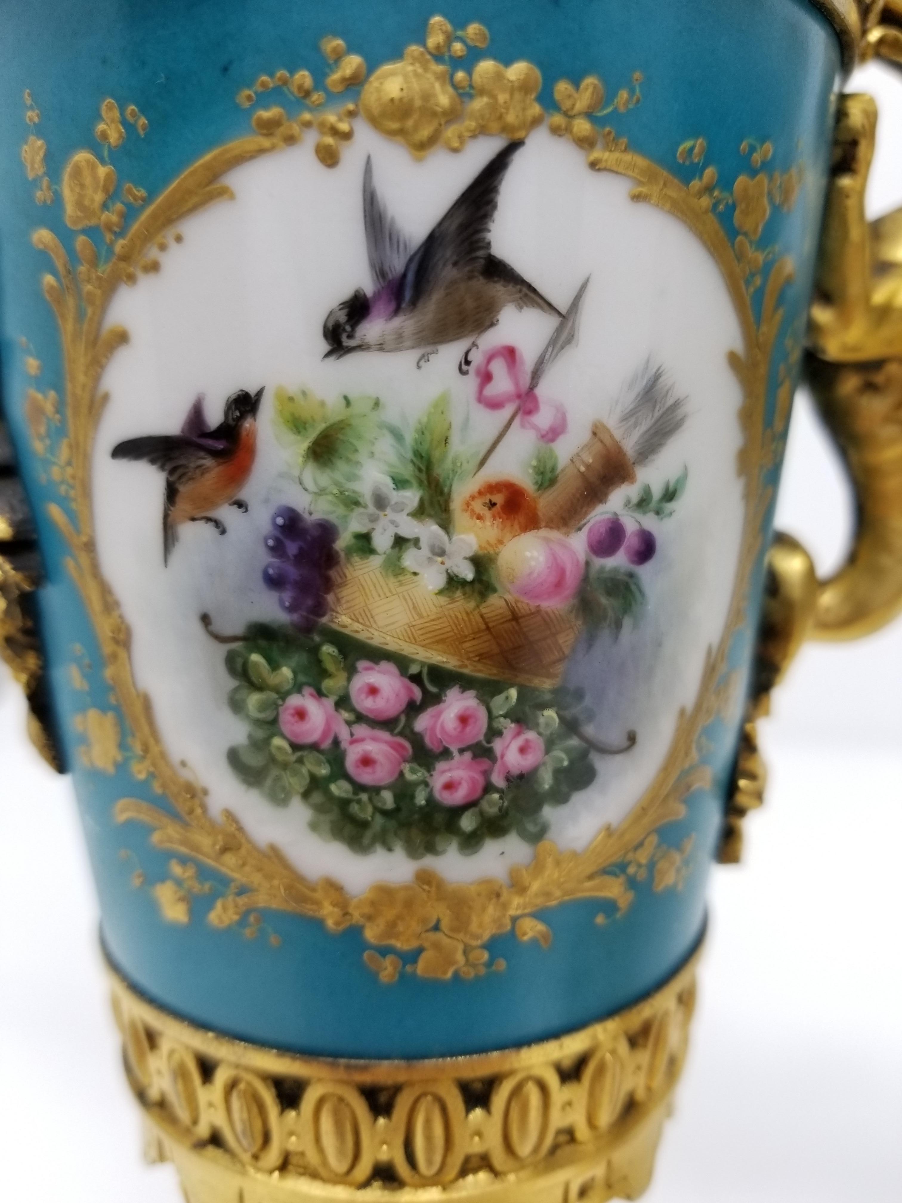 Peint à la main Paire d'aiguières françaises Svres en porcelaine et bronze doré avec oiseaux/bouchers/grenouilles en vente