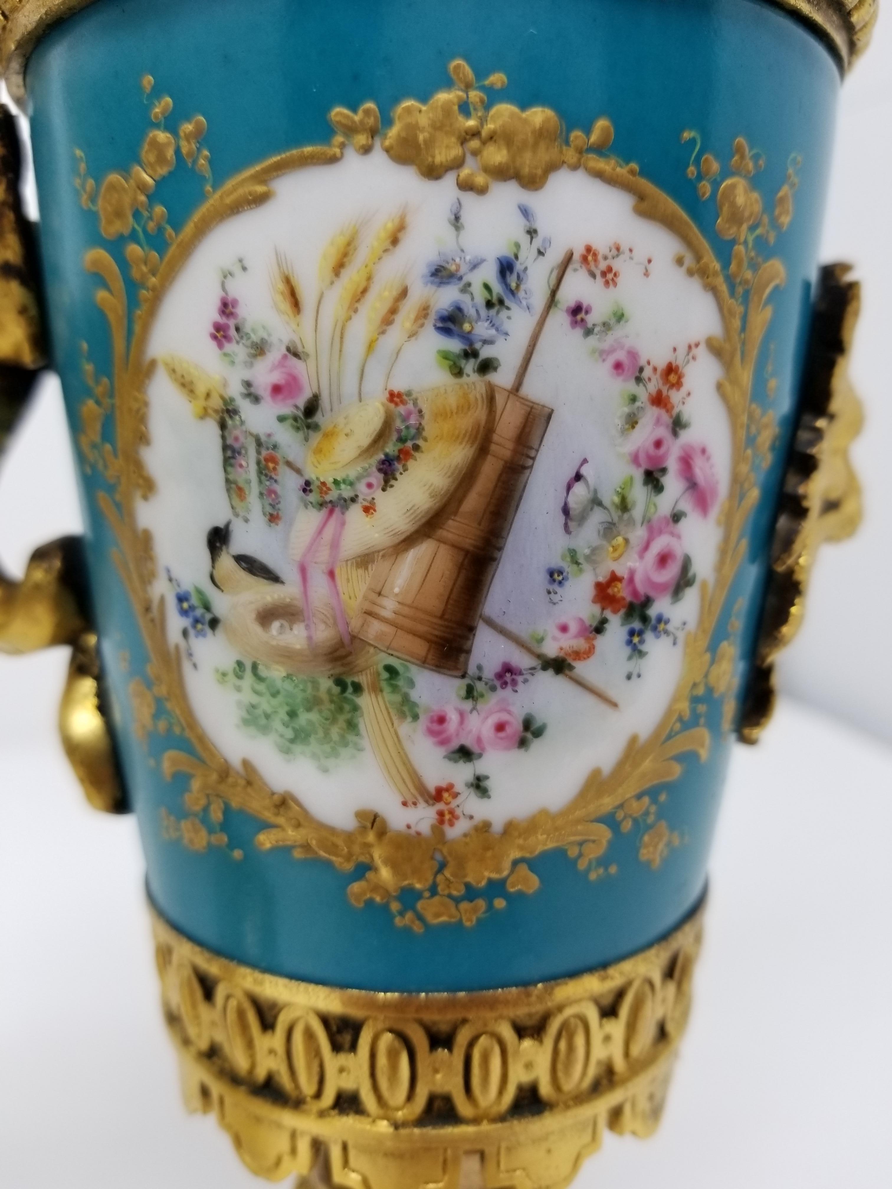 Paar französische Svres-Porzellan-Goldbronze-Würfel mit Vögeln/Flaschen/Dragonen im Zustand „Gut“ im Angebot in New York, NY