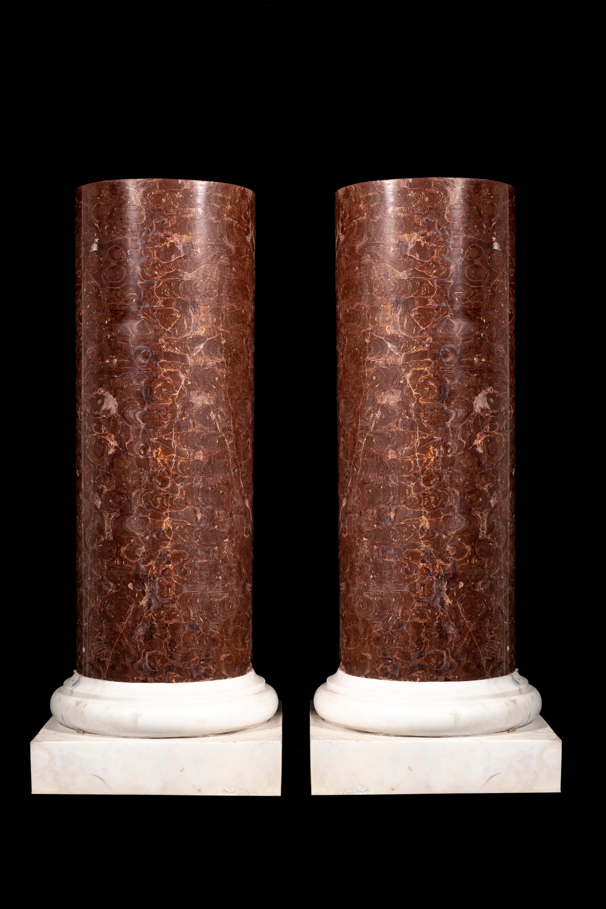 Pr. 19 C. Italienische Breccia Pernice (Rote) Marmorsockel auf Sockeln aus Carrara-Marmor auf Sockeln (Neoklassisch) im Angebot