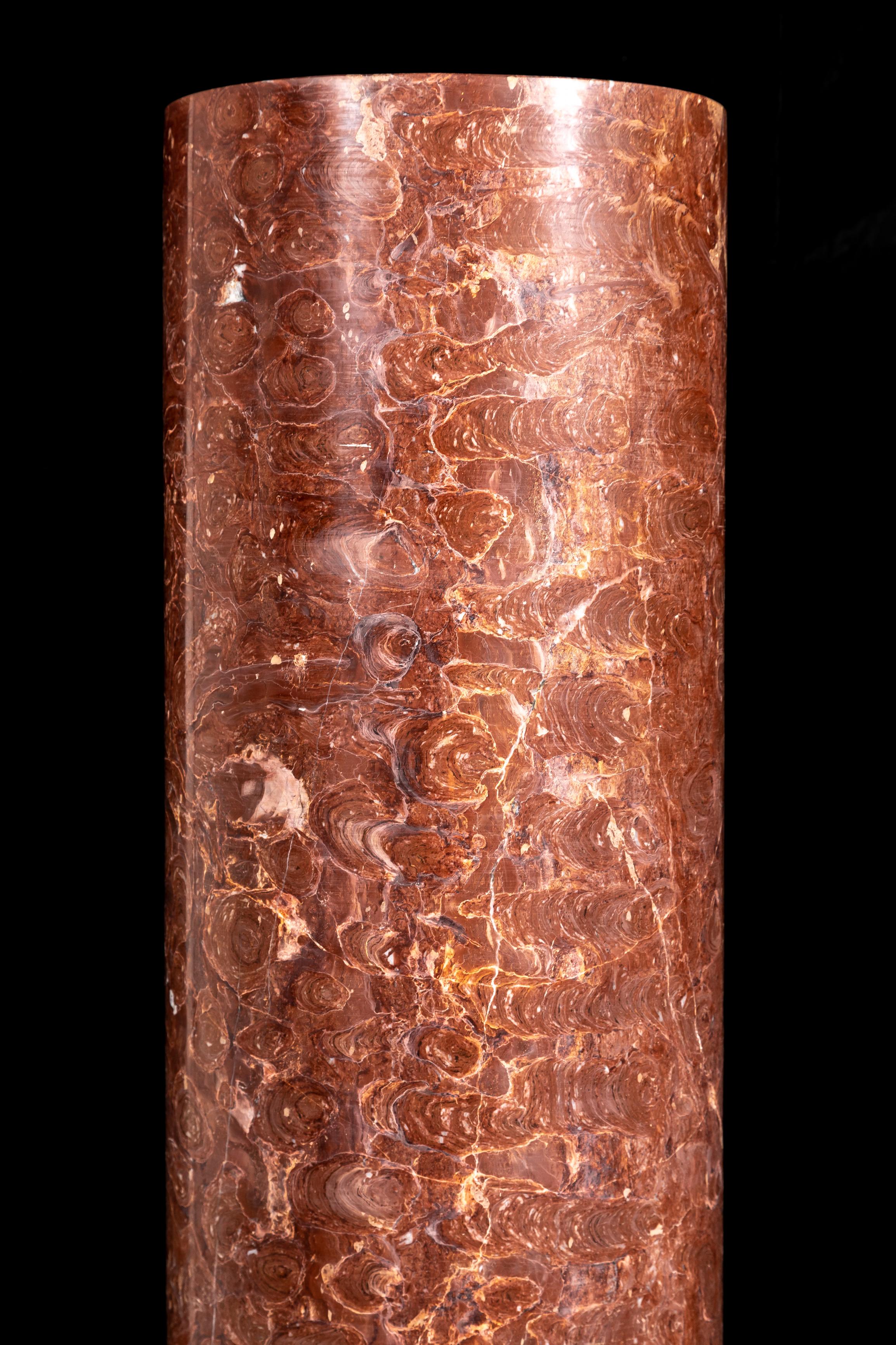 Pr. 19 C. Italienische Breccia Pernice (Rote) Marmorsockel auf Sockeln aus Carrara-Marmor auf Sockeln (Handgeschnitzt) im Angebot