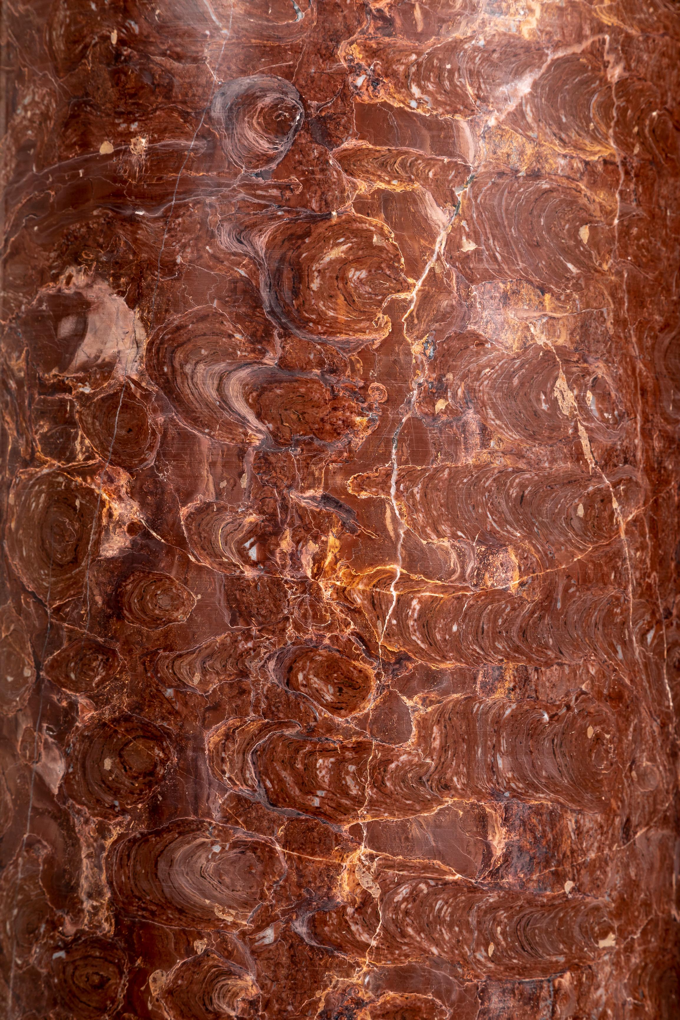 Pr. 19 C. Italienische Breccia Pernice (Rote) Marmorsockel auf Sockeln aus Carrara-Marmor auf Sockeln im Zustand „Gut“ im Angebot in New York, NY