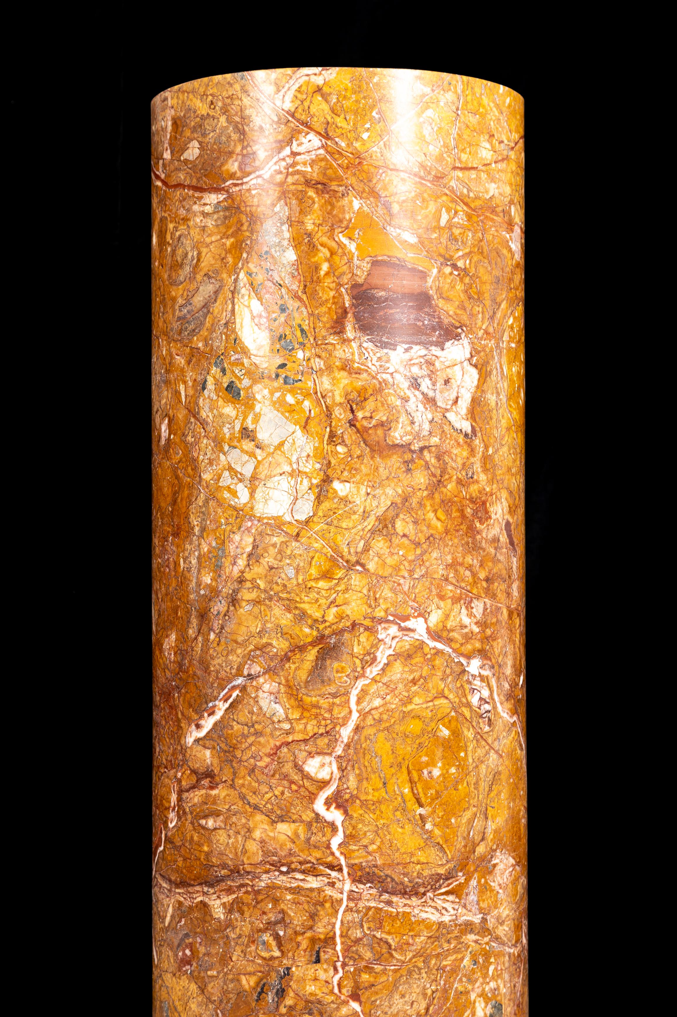 Pr. 19 C. Italienische Siena (Orange/Gelb) Marmor Pedestals auf Carrara Marmor Sockeln (Handgeschnitzt) im Angebot
