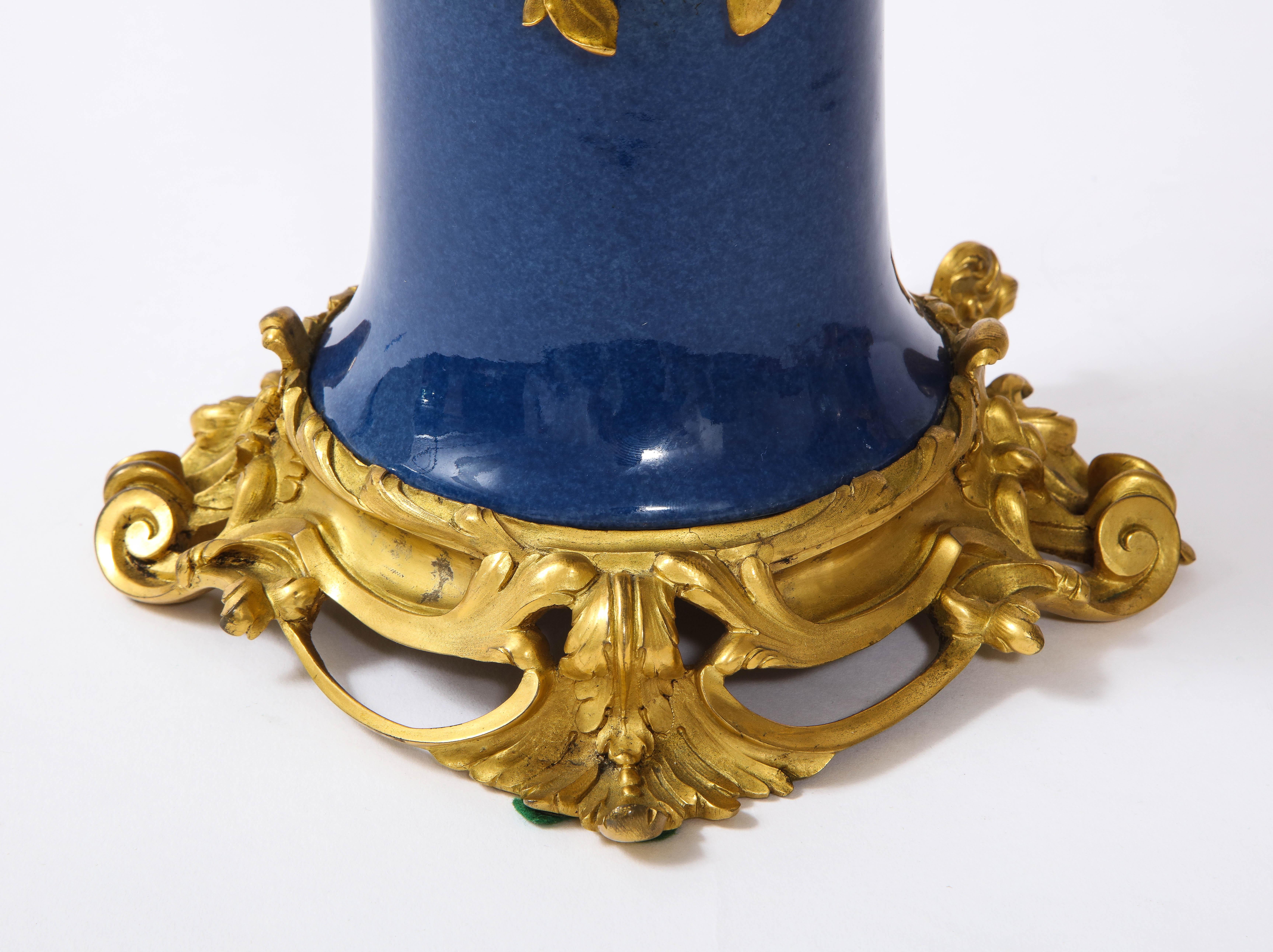 Pr. 19 C lampade a candelabro in porcellana ormolu e blu cinese Poudré, Att. Caldwell in vendita 2
