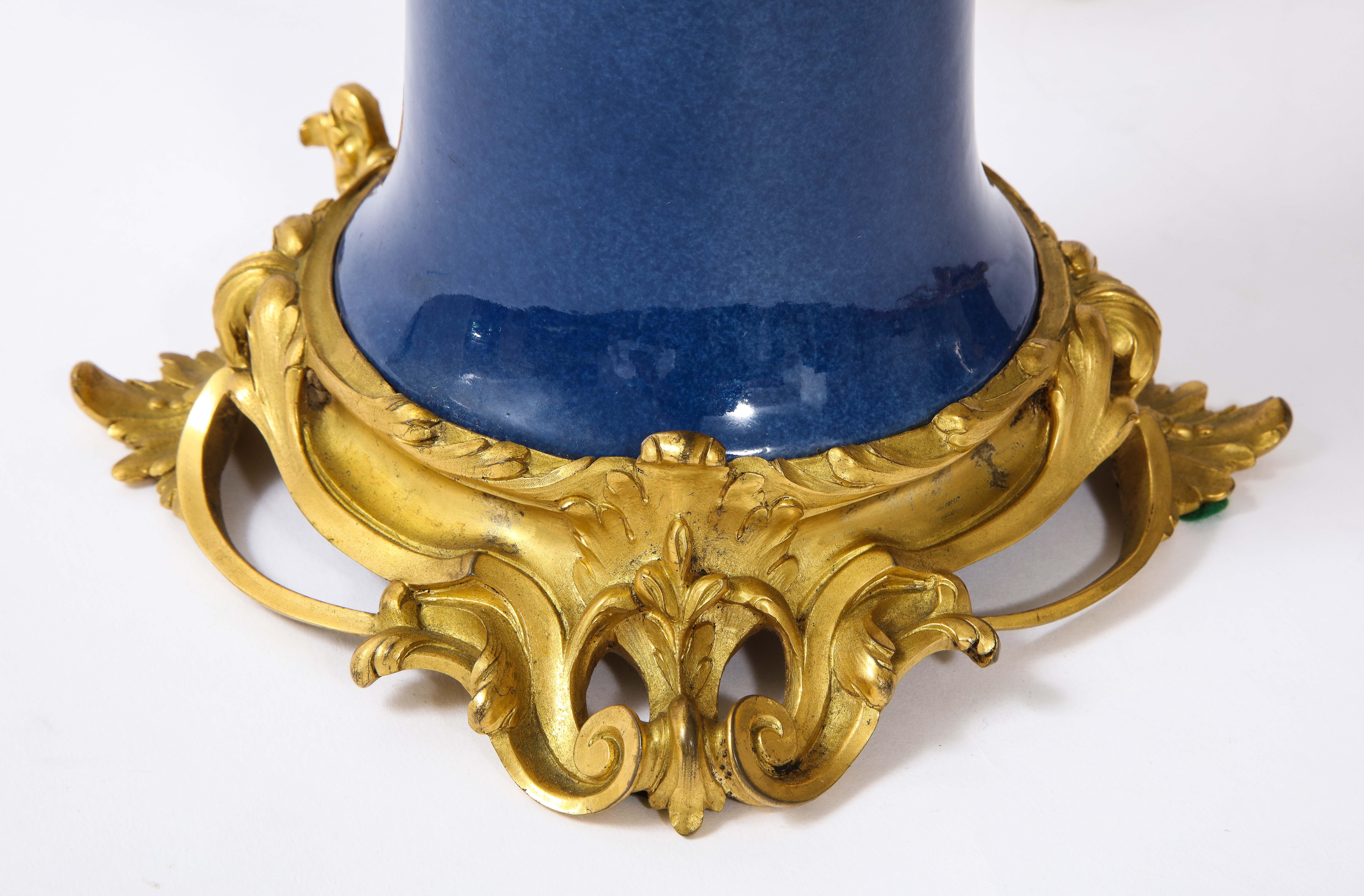Pr. 19 C lampade a candelabro in porcellana ormolu e blu cinese Poudré, Att. Caldwell in vendita 3