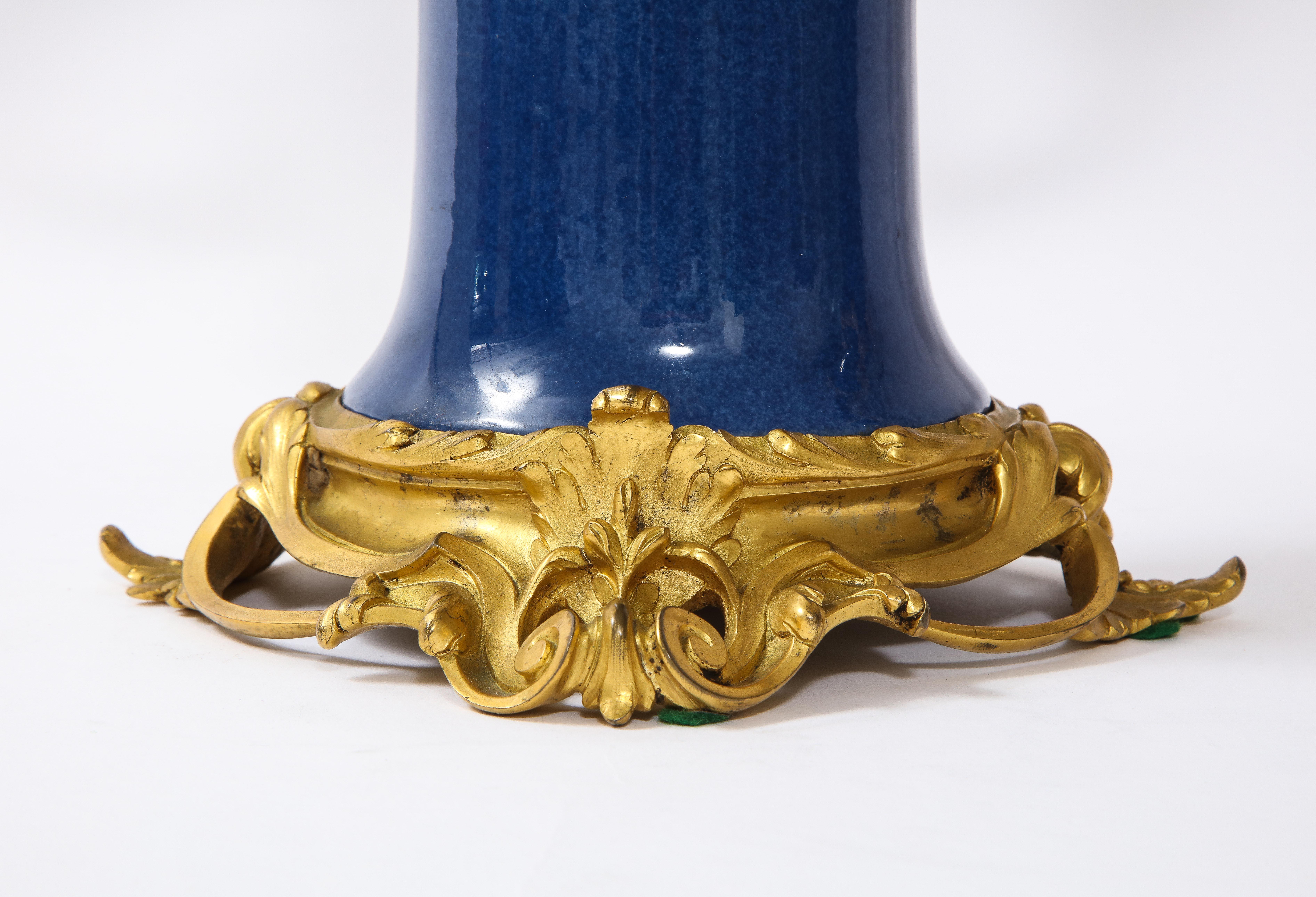Pr. 19 C lampade a candelabro in porcellana ormolu e blu cinese Poudré, Att. Caldwell in vendita 4