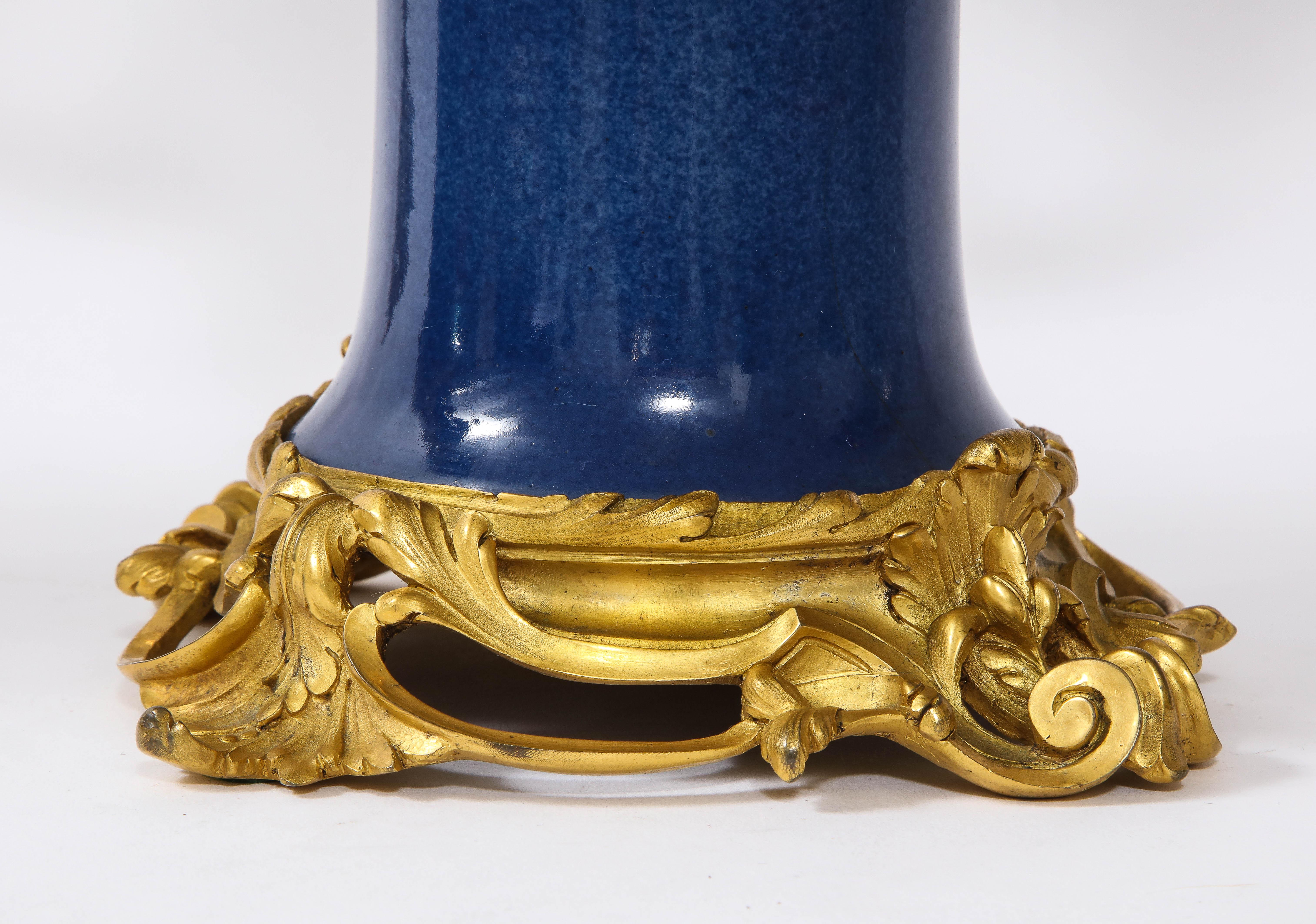 Pr. 19 C lampade a candelabro in porcellana ormolu e blu cinese Poudré, Att. Caldwell in vendita 5