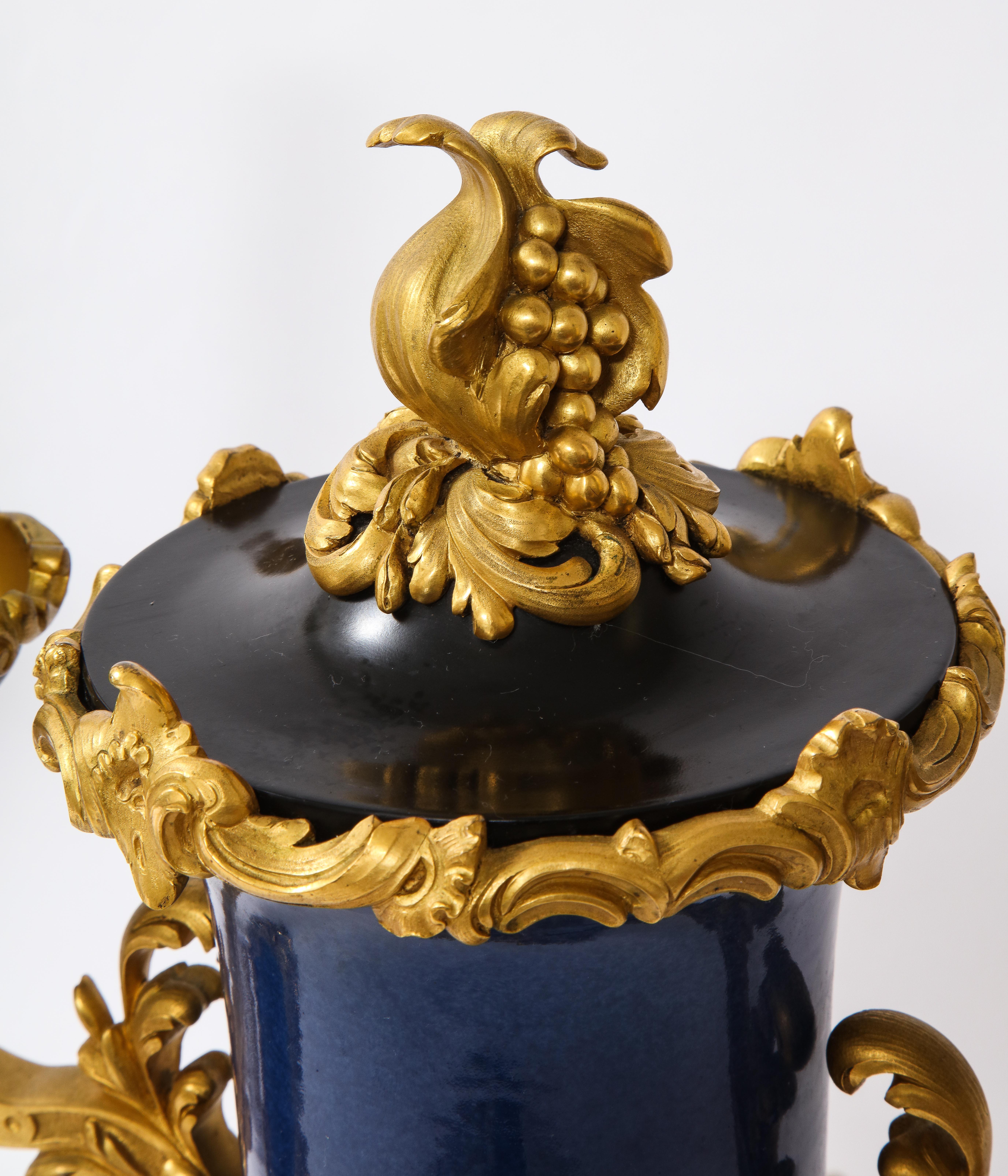 Pr. 19 C lampade a candelabro in porcellana ormolu e blu cinese Poudré, Att. Caldwell in vendita 6