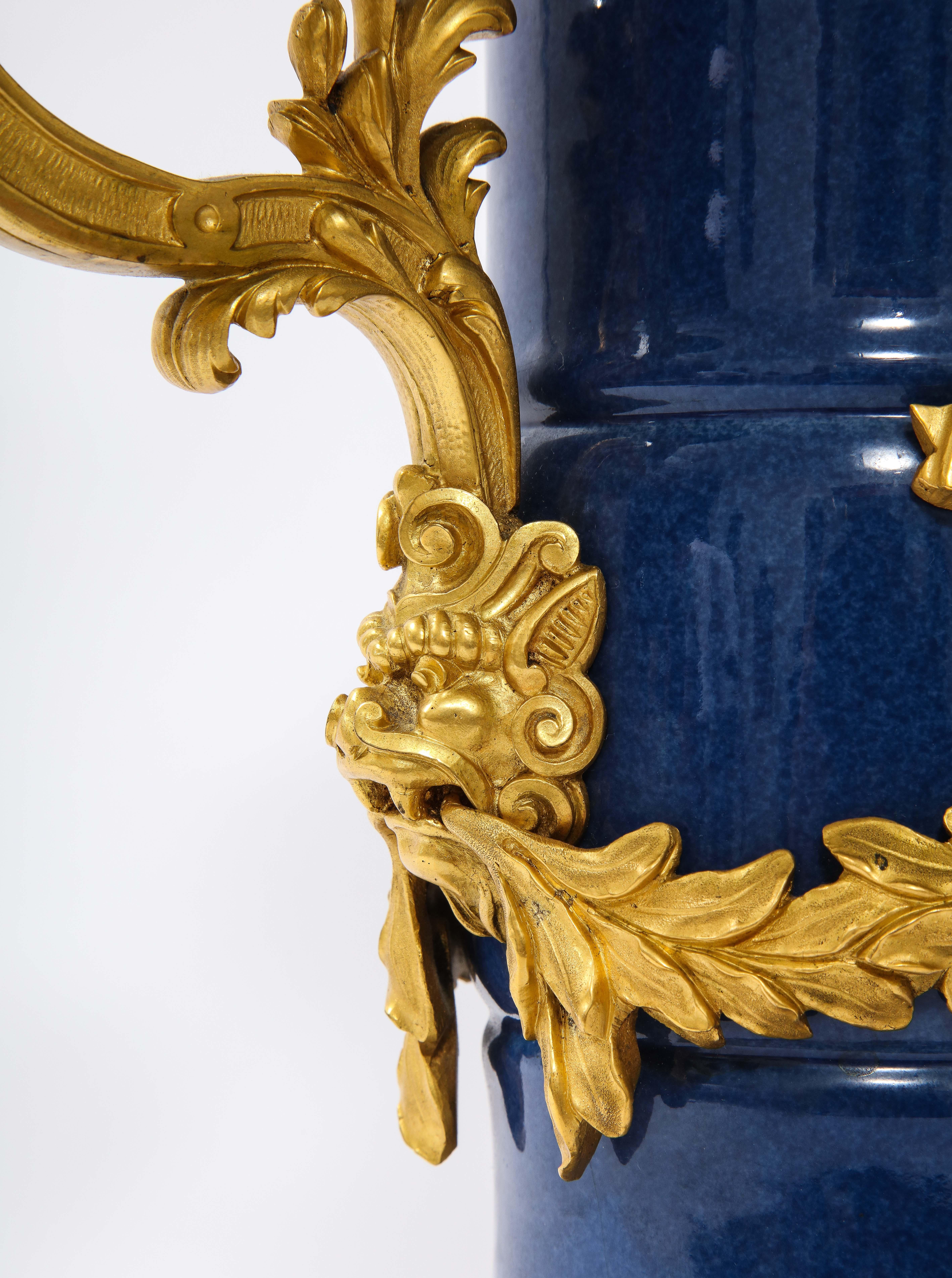Pr. 19 C lampade a candelabro in porcellana ormolu e blu cinese Poudré, Att. Caldwell in vendita 7
