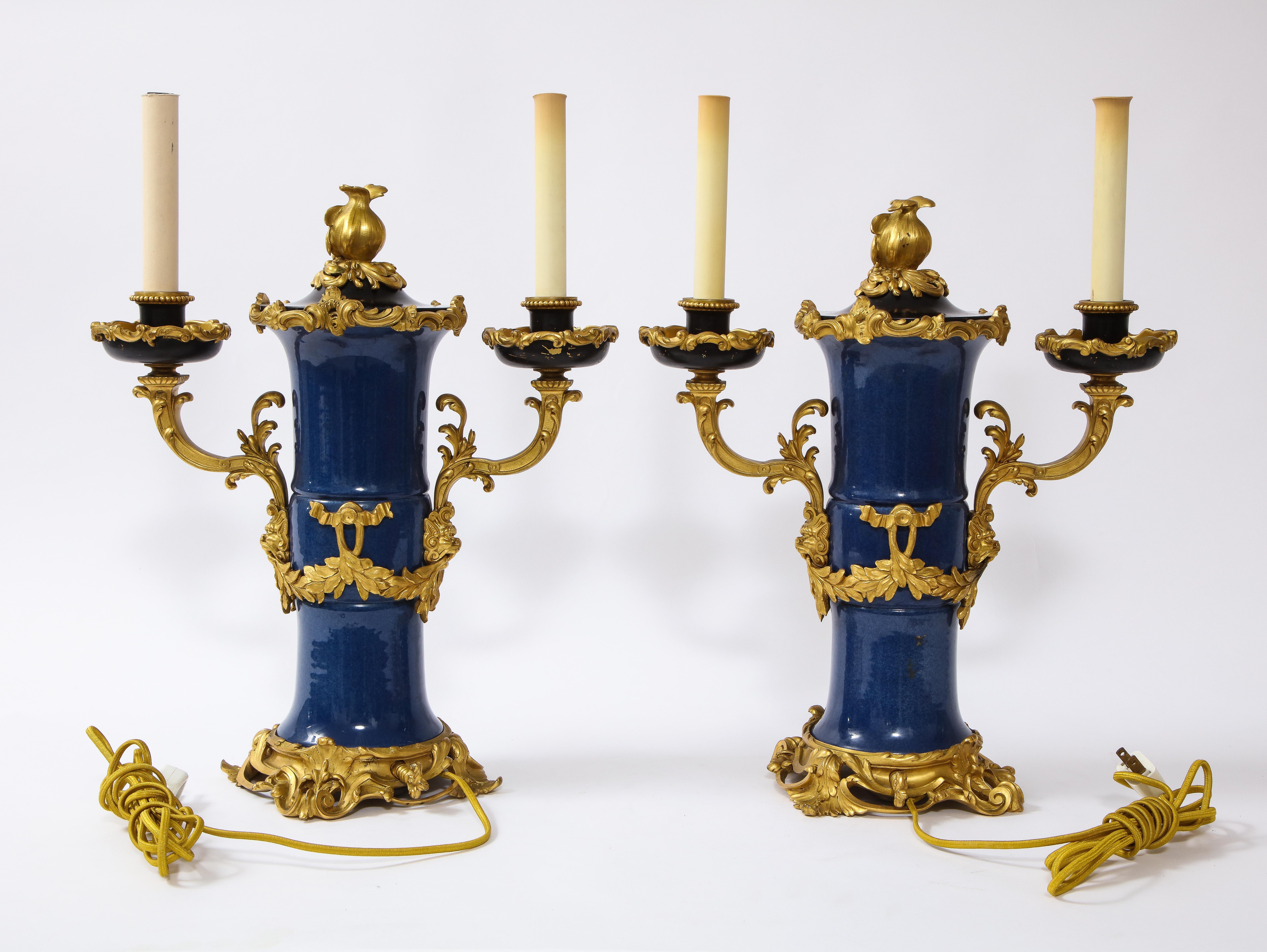 Luigi XVI Pr. 19 C lampade a candelabro in porcellana ormolu e blu cinese Poudré, Att. Caldwell in vendita
