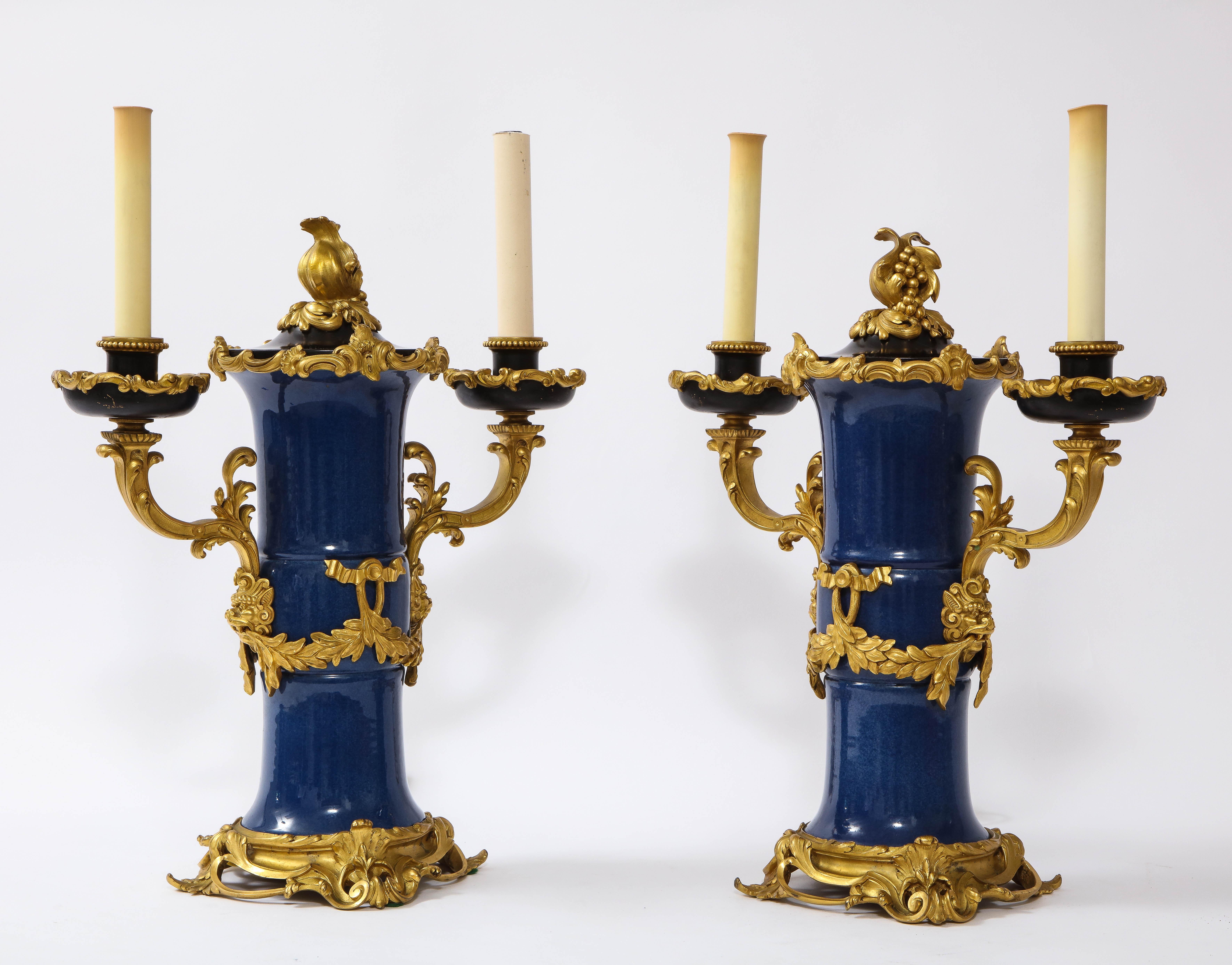 Americano Pr. 19 C lampade a candelabro in porcellana ormolu e blu cinese Poudré, Att. Caldwell in vendita