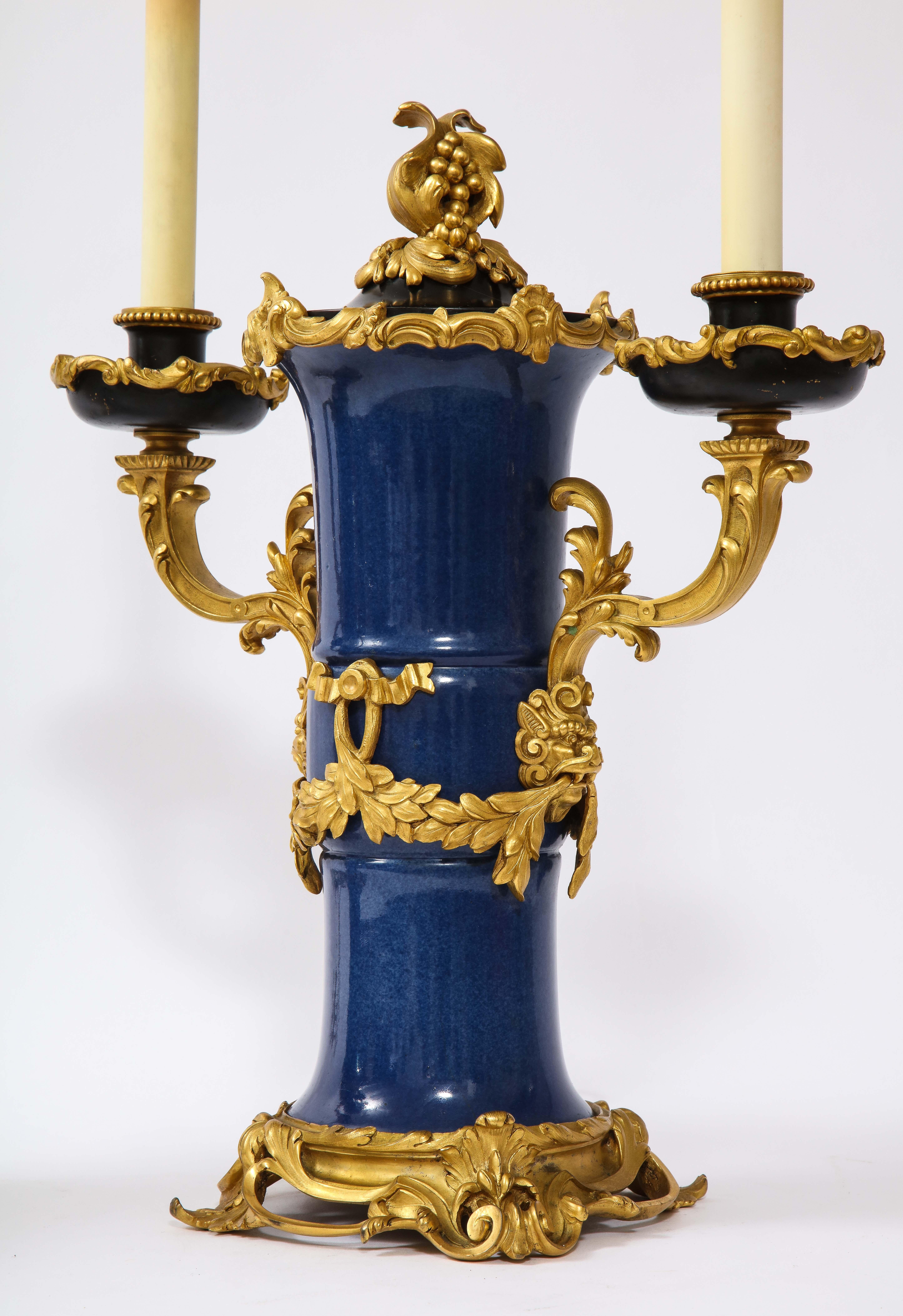 Dorato Pr. 19 C lampade a candelabro in porcellana ormolu e blu cinese Poudré, Att. Caldwell in vendita