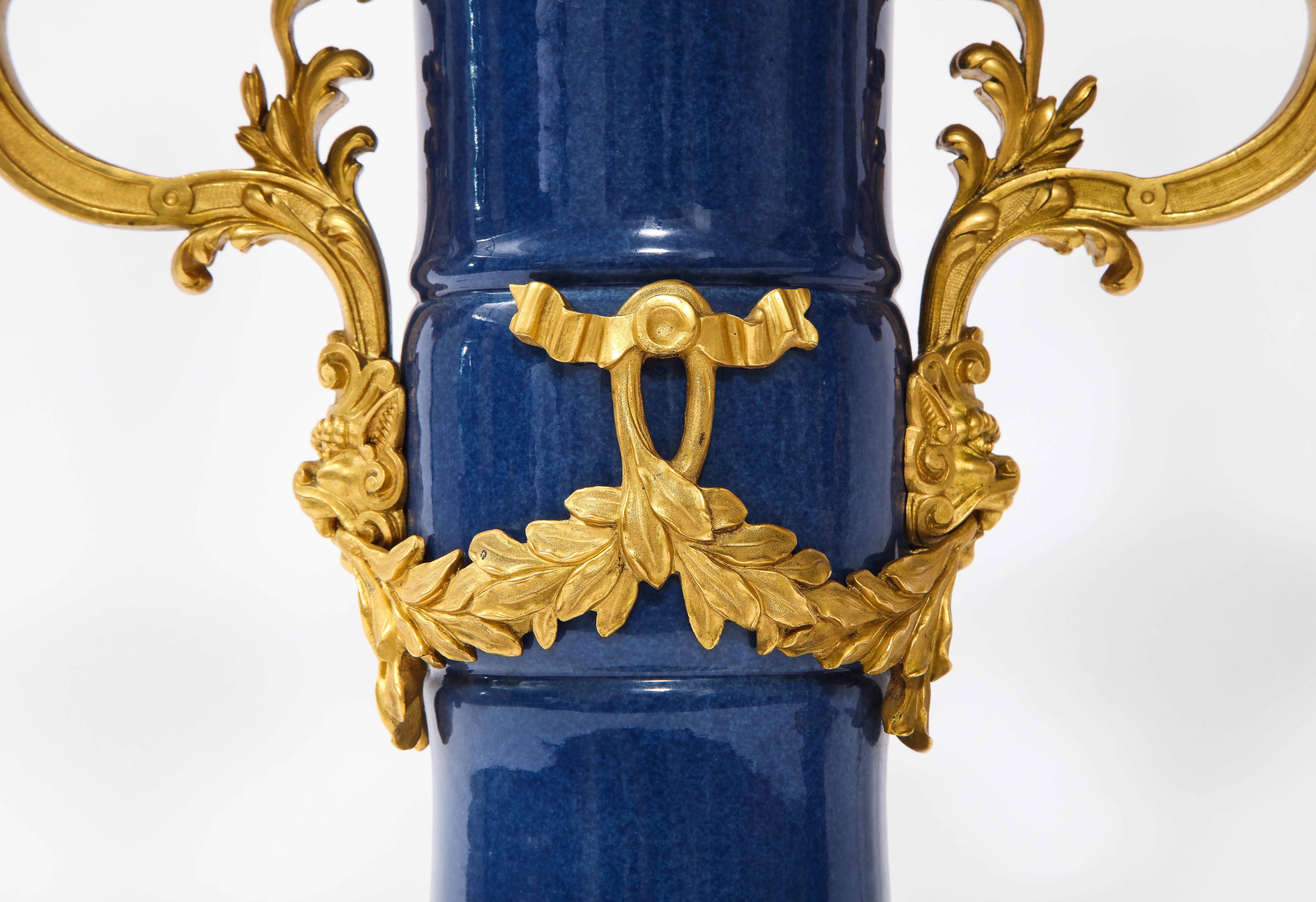 Pr. 19 C lampade a candelabro in porcellana ormolu e blu cinese Poudré, Att. Caldwell In condizioni buone in vendita a New York, NY