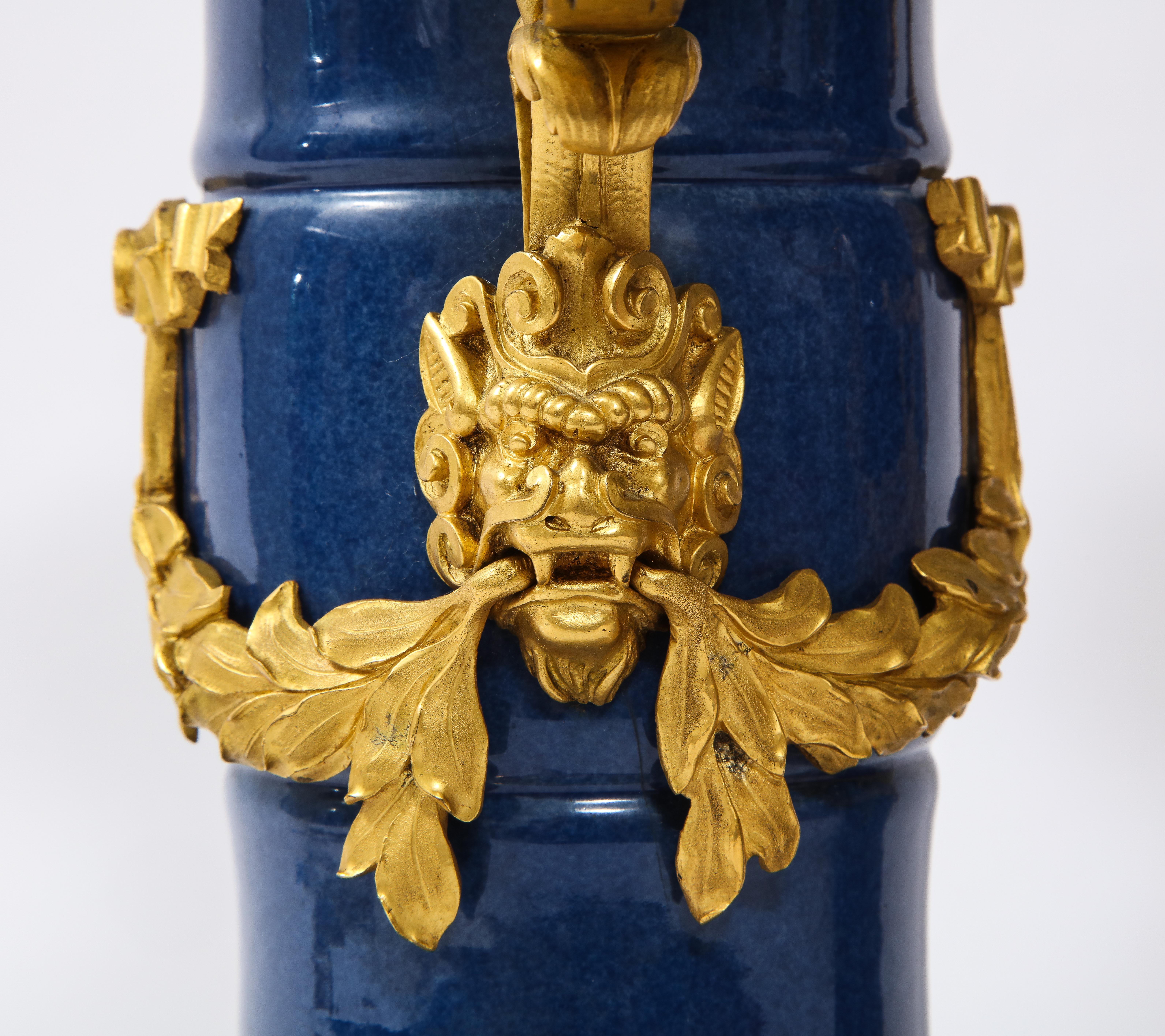 Fine XIX secolo Pr. 19 C lampade a candelabro in porcellana ormolu e blu cinese Poudré, Att. Caldwell in vendita