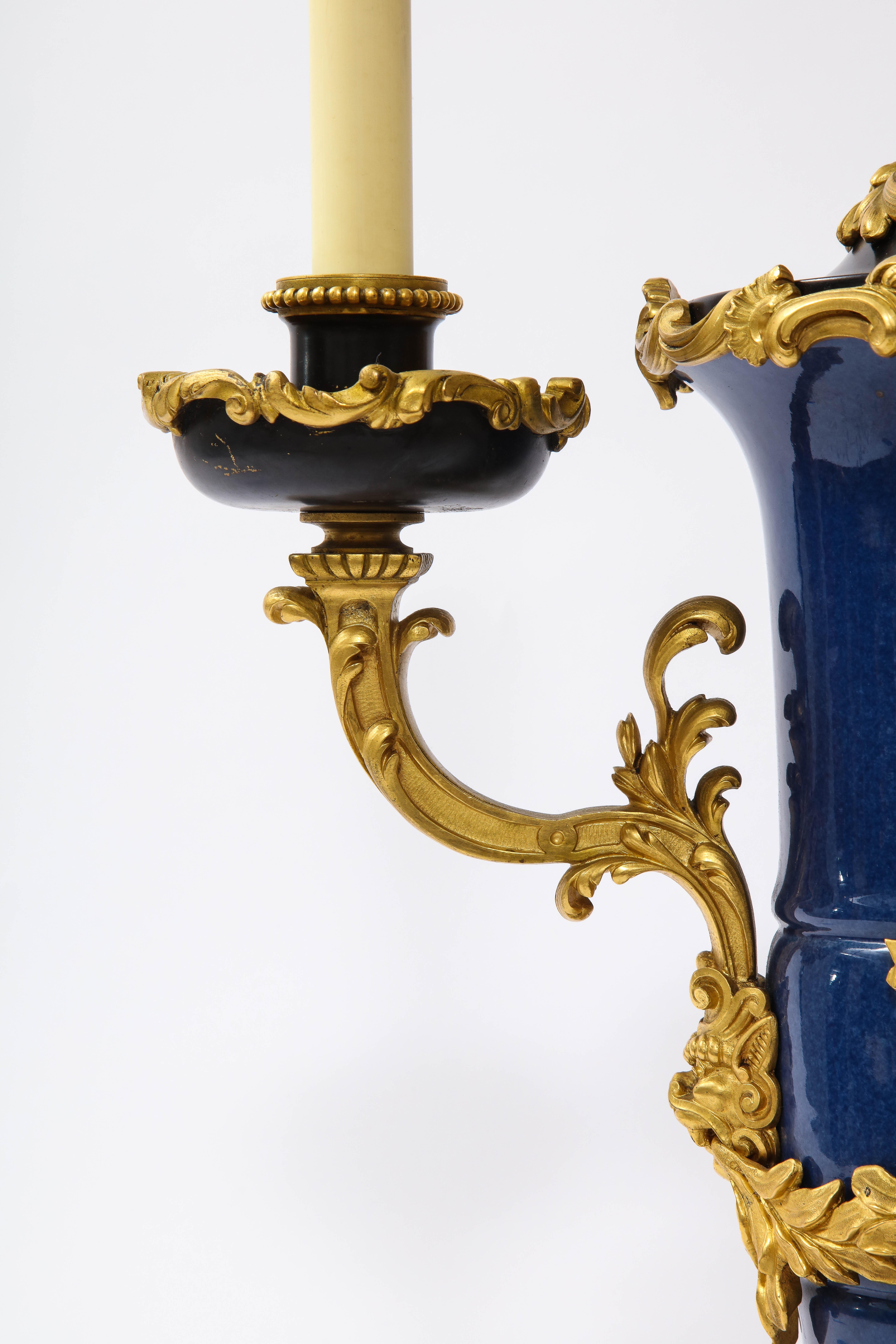 Porcellana Pr. 19 C lampade a candelabro in porcellana ormolu e blu cinese Poudré, Att. Caldwell in vendita