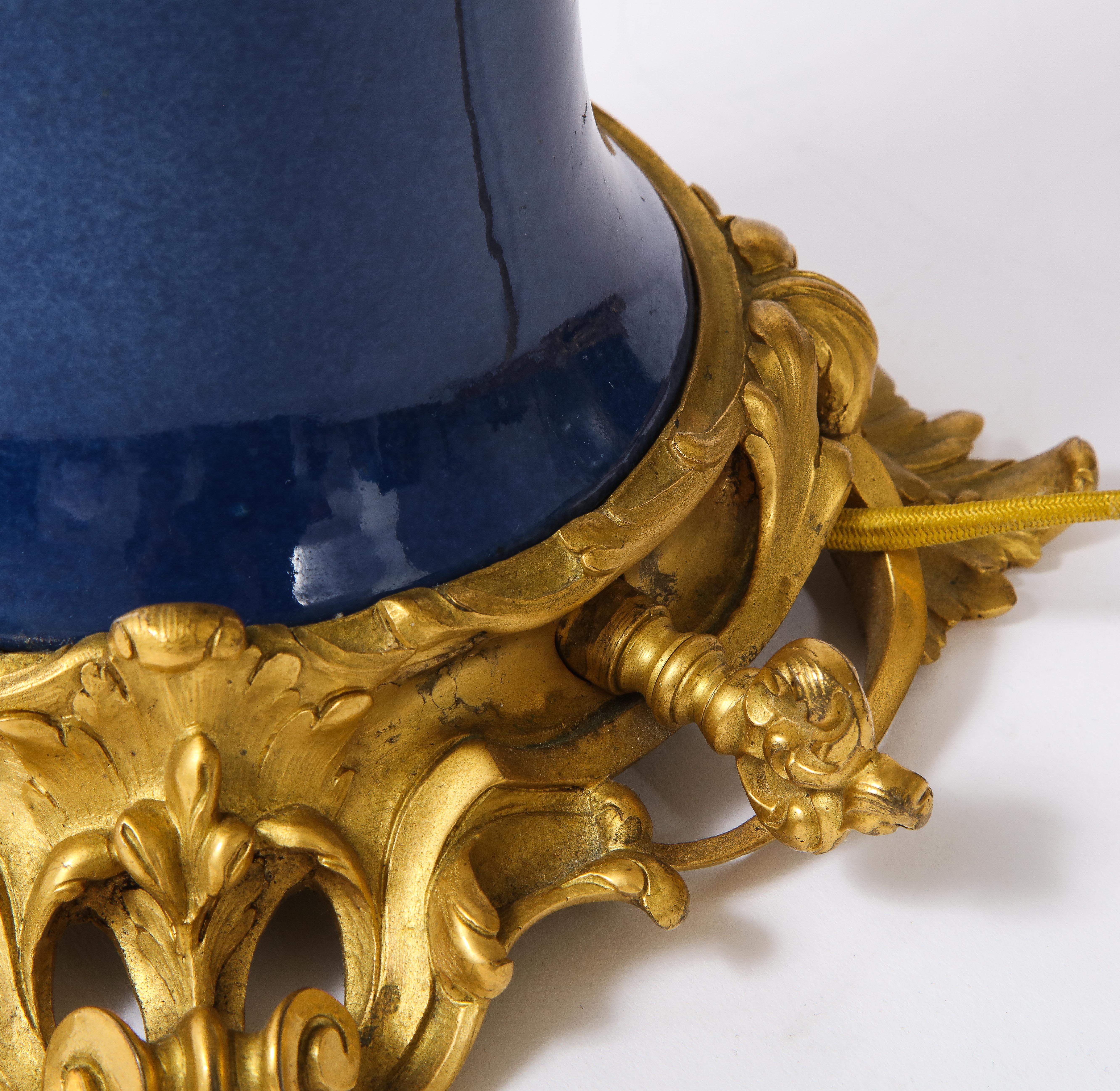 Pr. 19 C lampade a candelabro in porcellana ormolu e blu cinese Poudré, Att. Caldwell in vendita 1