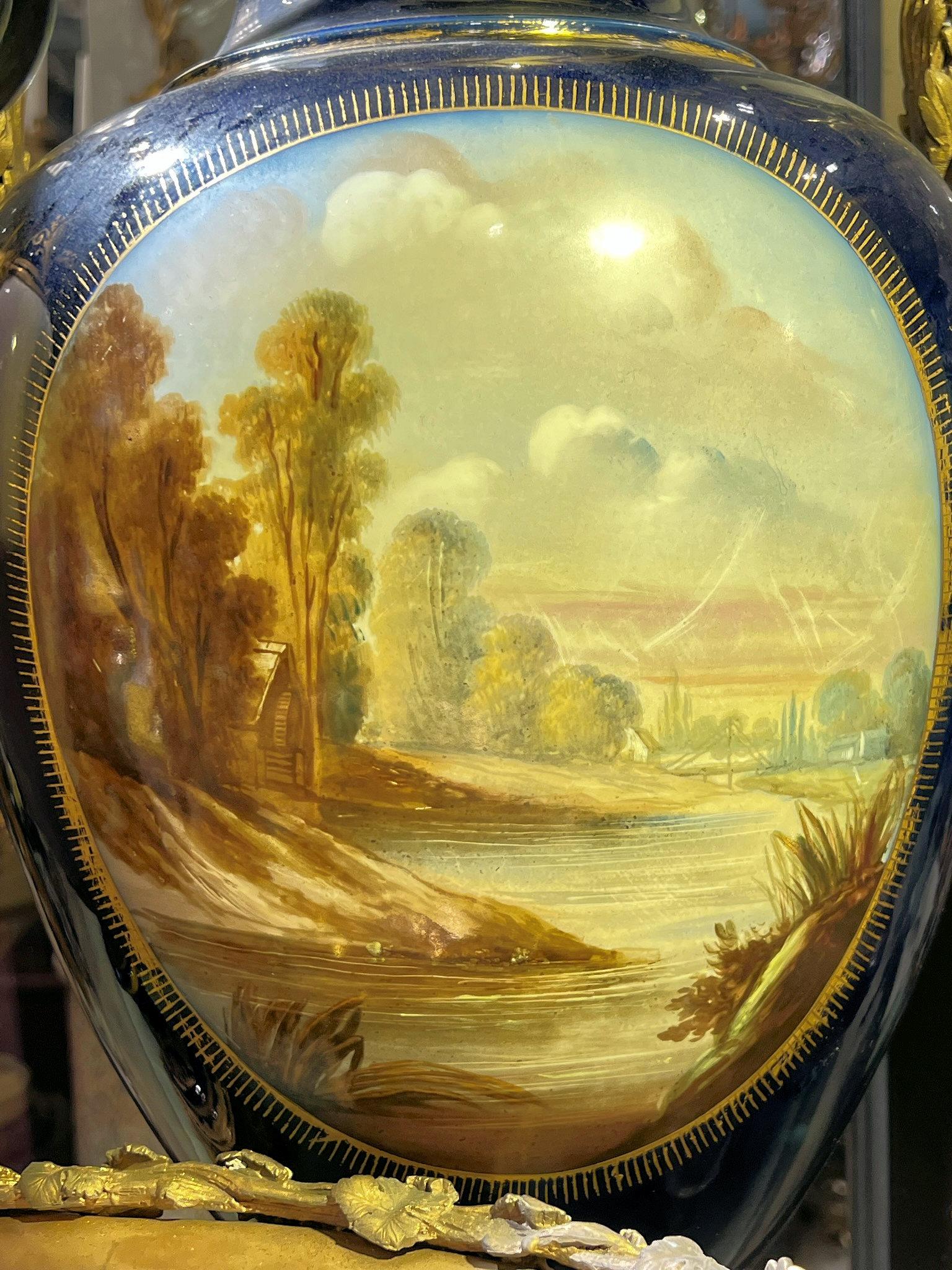 19 Centur Großer französischer Sevres-Stil  Kobaltblaue Vasen in vergoldeter Bronze montiert im Angebot 6