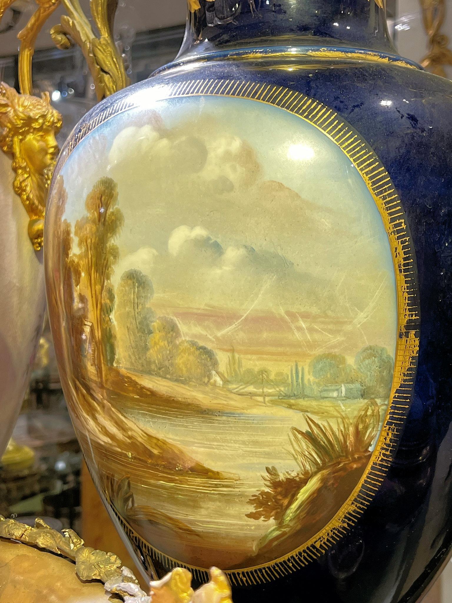 19 Centur Großer französischer Sevres-Stil  Kobaltblaue Vasen in vergoldeter Bronze montiert im Angebot 7