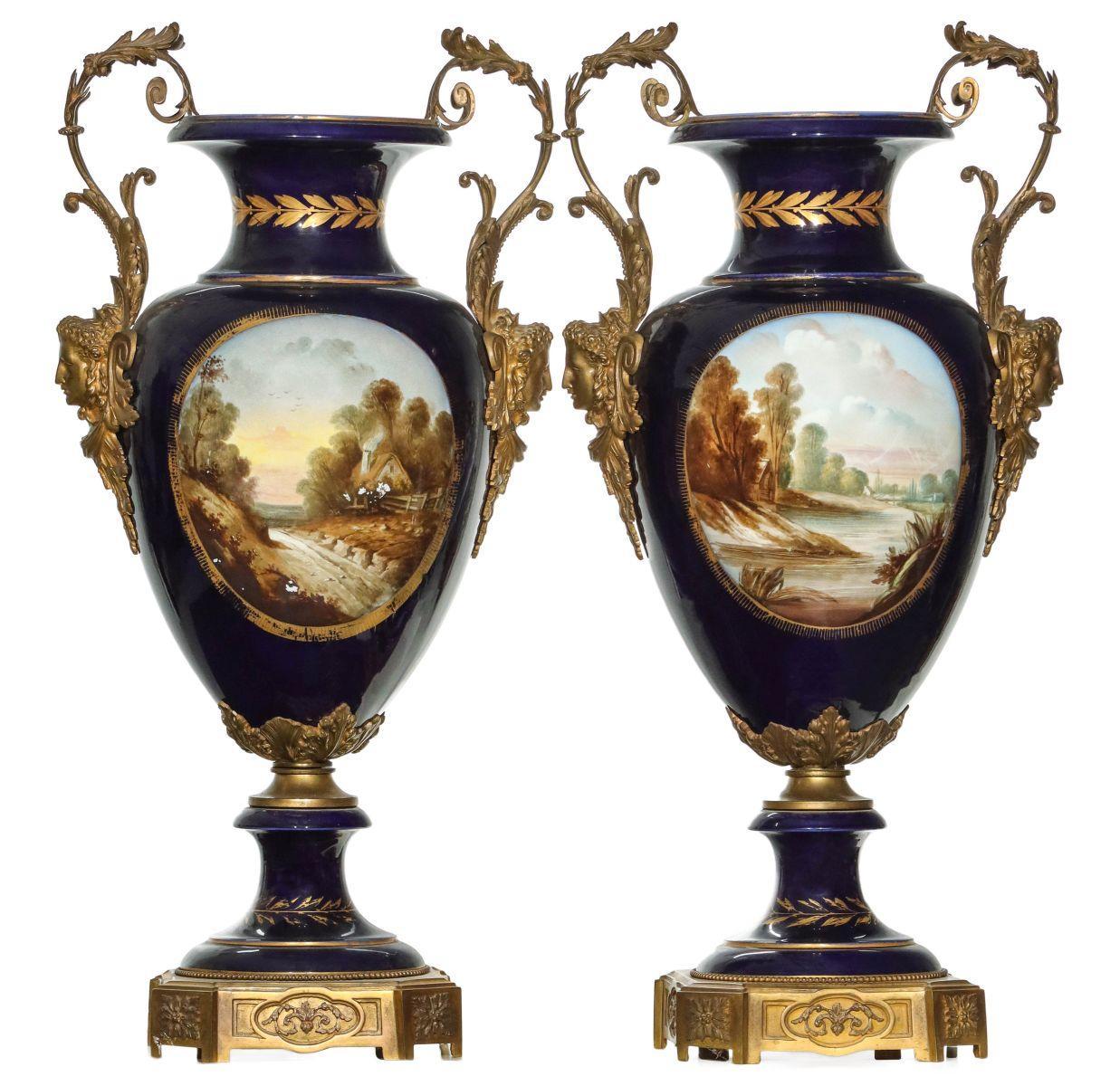 19 Centur Großer französischer Sevres-Stil  Kobaltblaue Vasen in vergoldeter Bronze montiert (Louis XVI.) im Angebot