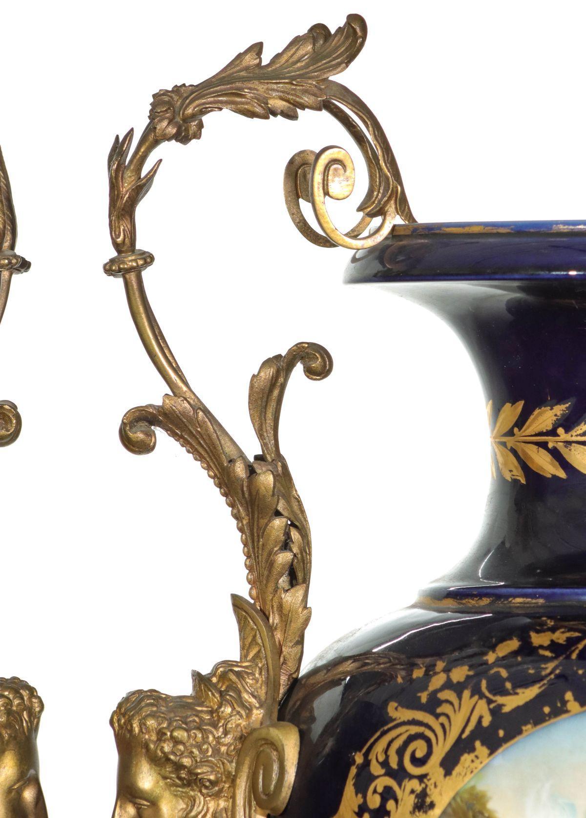 19 Centur Großer französischer Sevres-Stil  Kobaltblaue Vasen in vergoldeter Bronze montiert (19. Jahrhundert) im Angebot