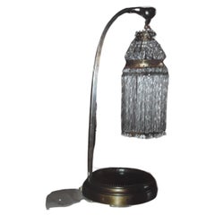 Pr 1920 Französische Art-Déco-Schreibtischlampe mit Bronzefuß und verstellbarem Schirm aus geschliffenem Kristall.