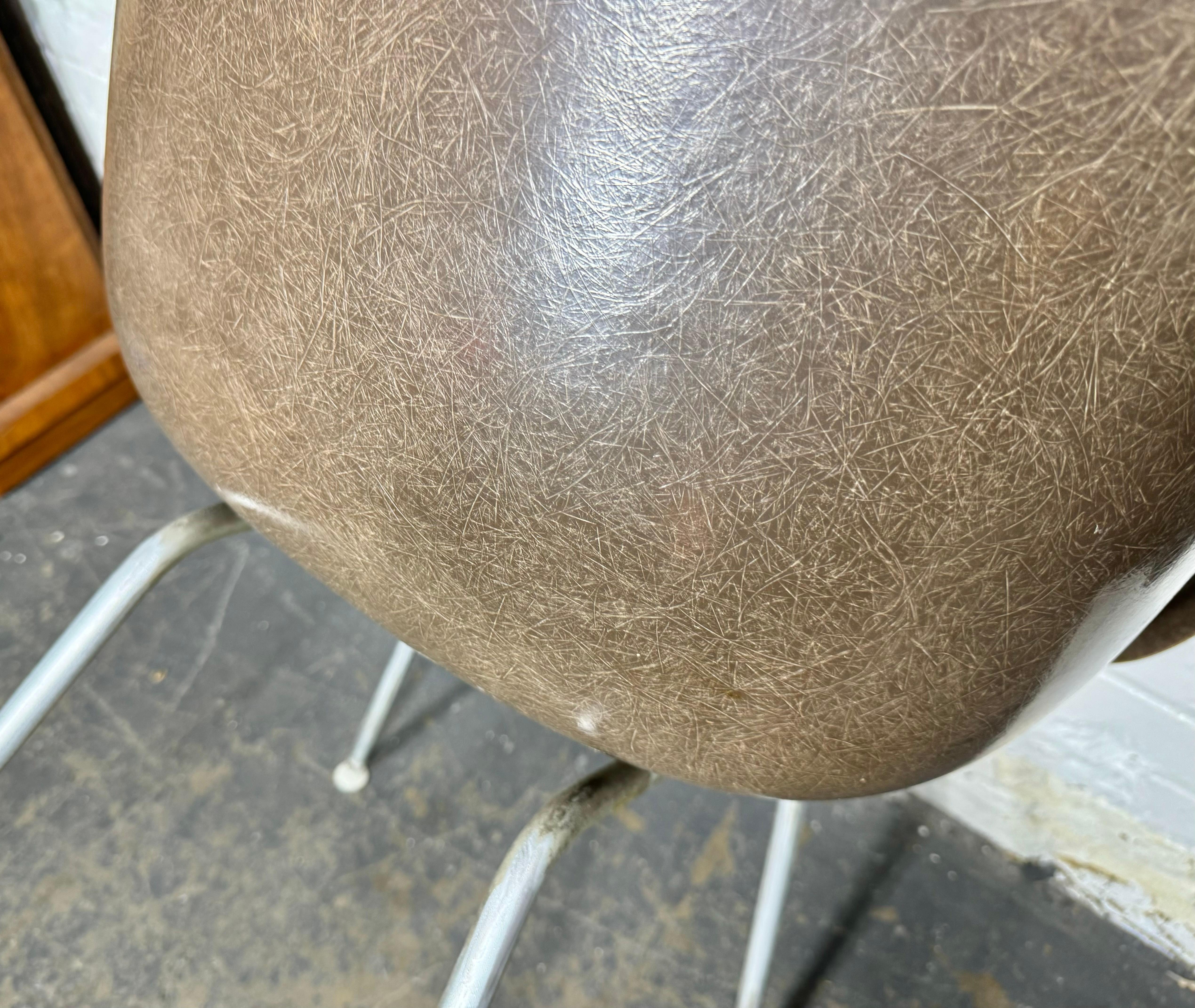 Pr 1950er Charles & Ray Eames Dax Fiberglas-Muschelsessel/ Tan Dunkelbraun Dunkel-Sessel im Angebot 3