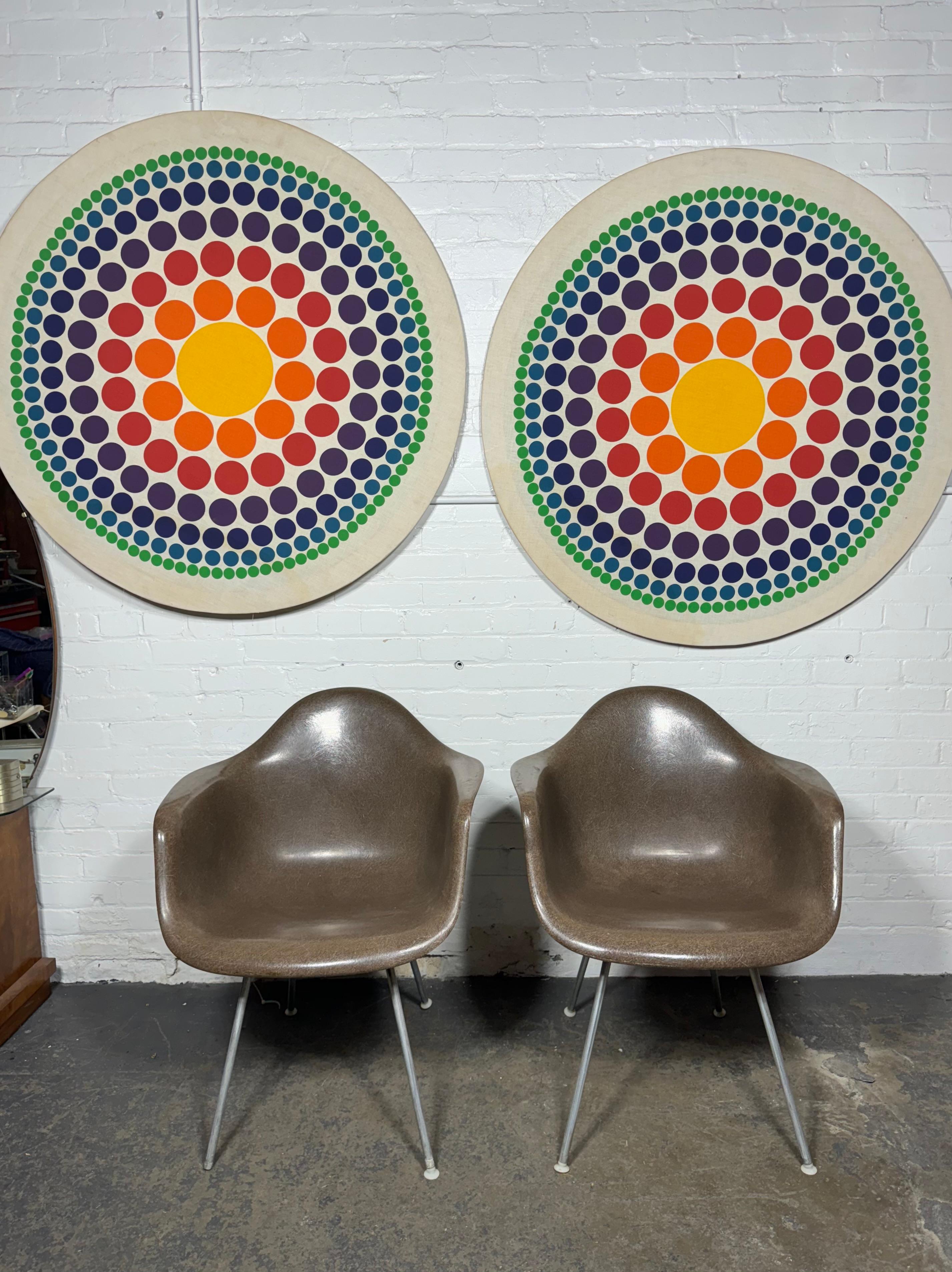 Passendes Paar aus den späten 1950er und frühen 60er Jahren  Charles & Ray Eames Dax Glasfaserschalen-Sessel//  Ungewöhnliche (selten gesehen) Tan Dark Farbe,,,Schöner Originalzustand, freiliegende Fasern, schöne Gel-Coat.Classic Modernist Design,, 