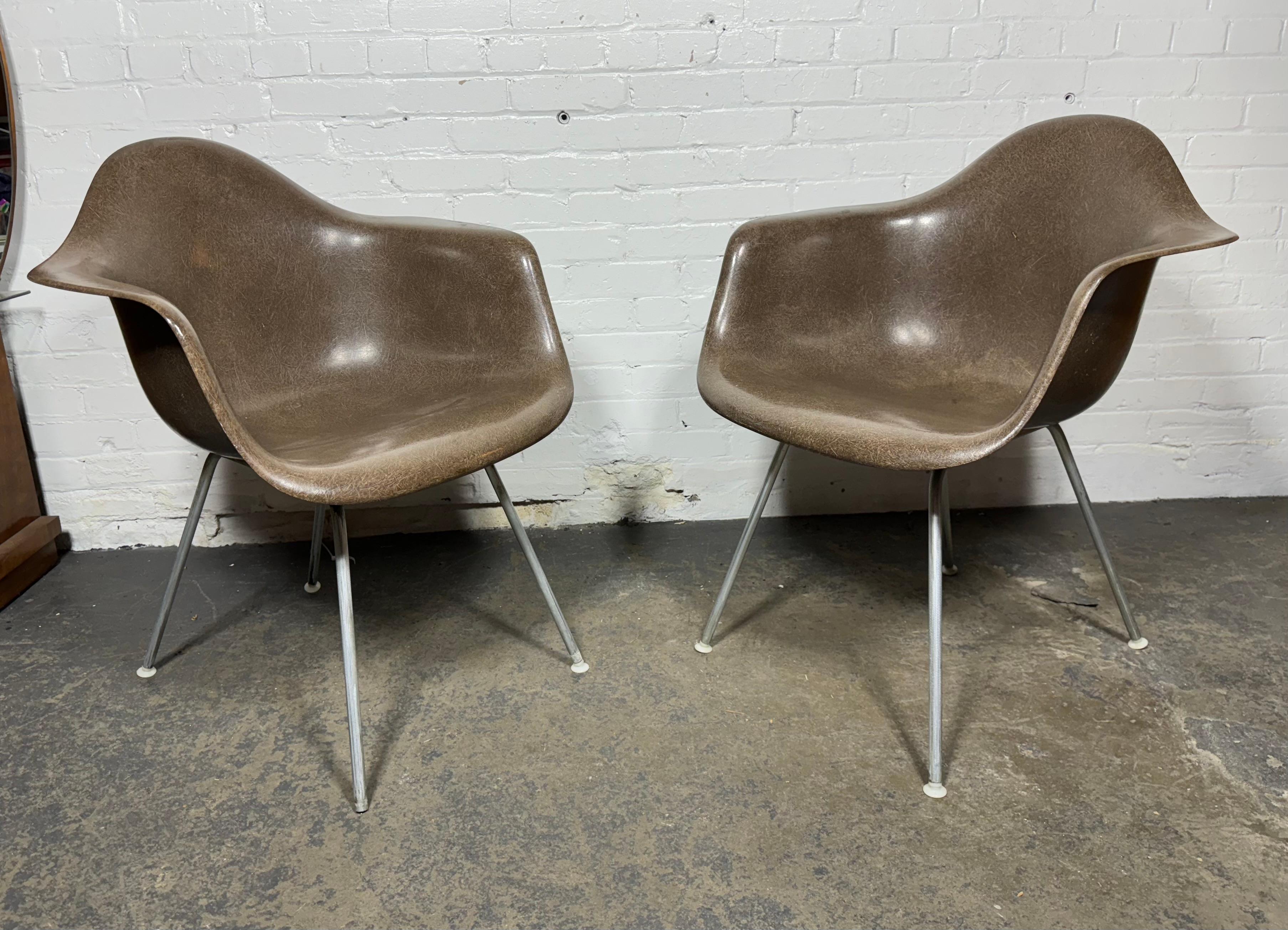 Pr 1950er Charles & Ray Eames Dax Fiberglas-Muschelsessel/ Tan Dunkelbraun Dunkel-Sessel (Moderne der Mitte des Jahrhunderts) im Angebot