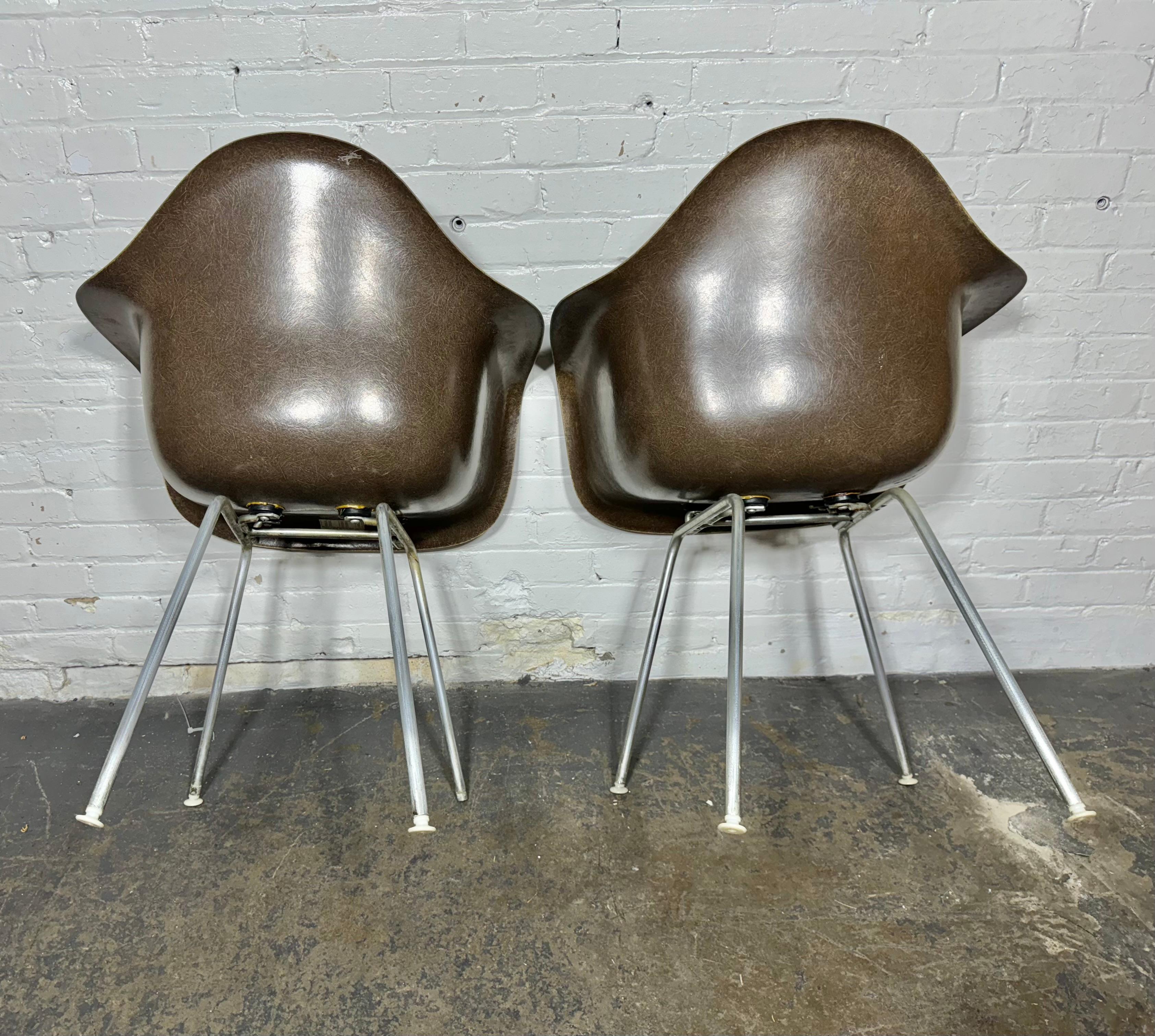 Pr 1950er Charles & Ray Eames Dax Fiberglas-Muschelsessel/ Tan Dunkelbraun Dunkel-Sessel im Zustand „Gut“ im Angebot in Buffalo, NY