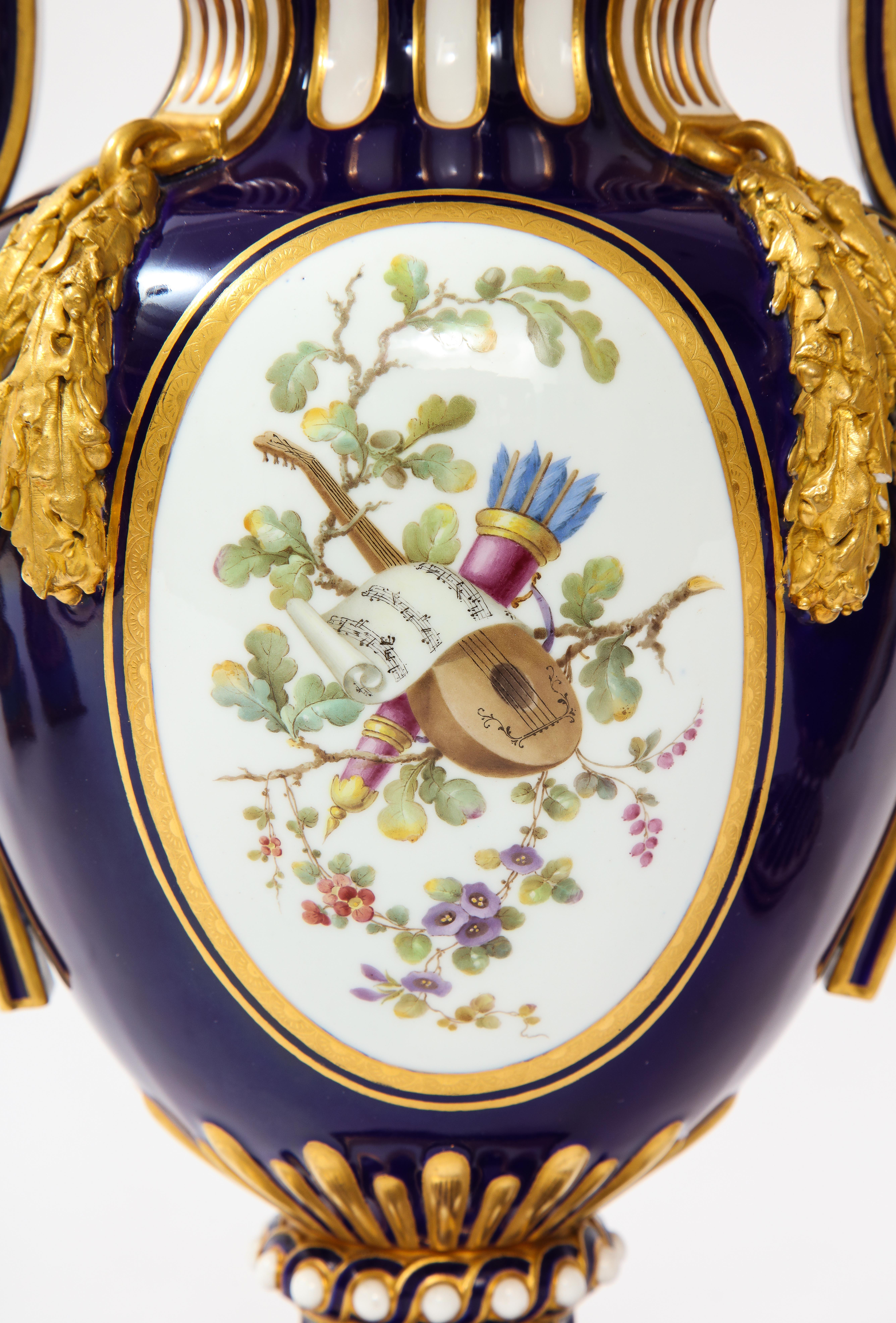 Pr. 19c Mintons Porzellan „Louis XVI Sevres Stil“ Vasen mit blauem Nouveau-Grund im Angebot 3