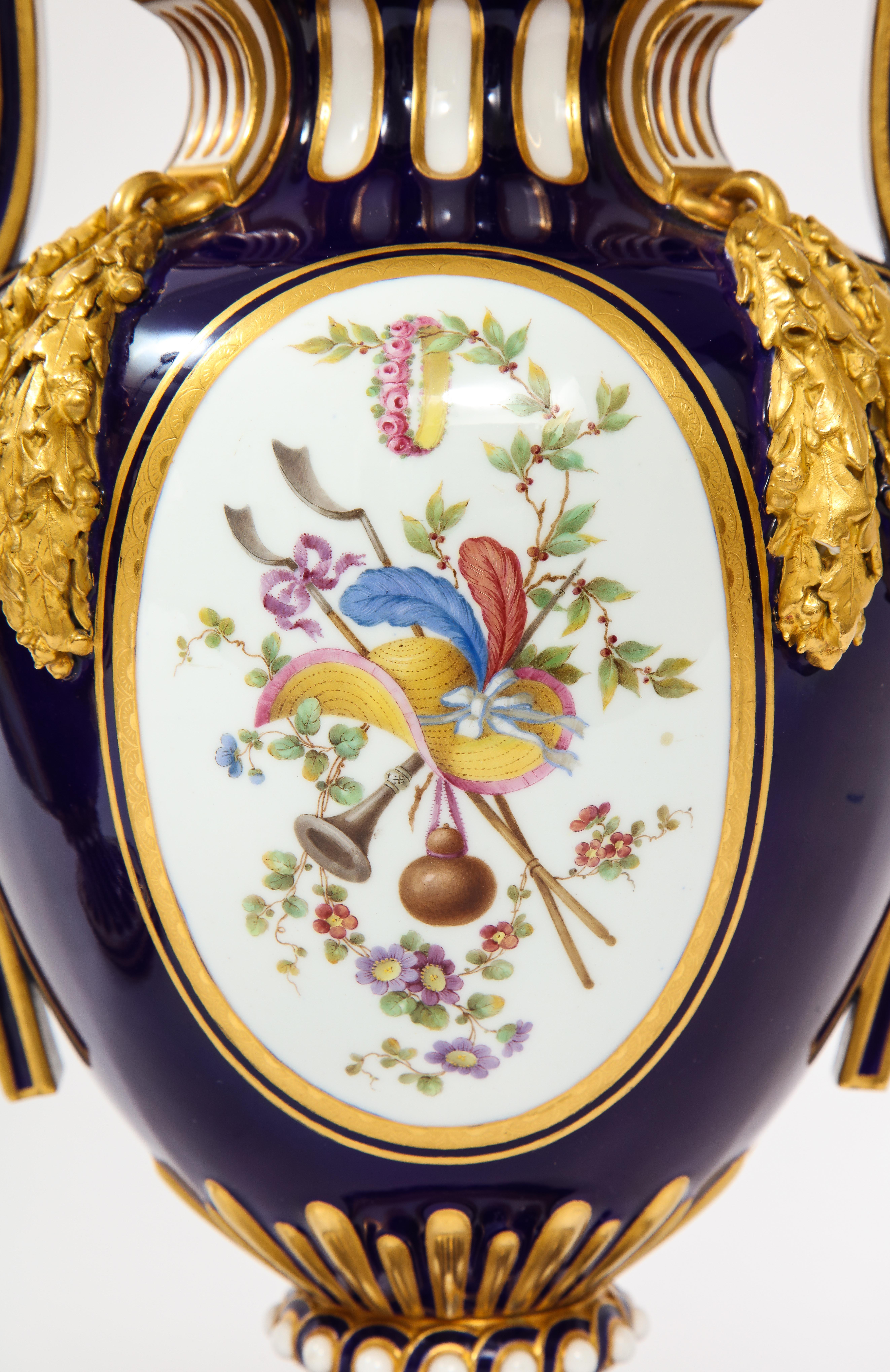 Vases à fond bleu nouveau en porcelaine de Mintons « style Louis XVI de Sèvres », vers 19e siècle en vente 4