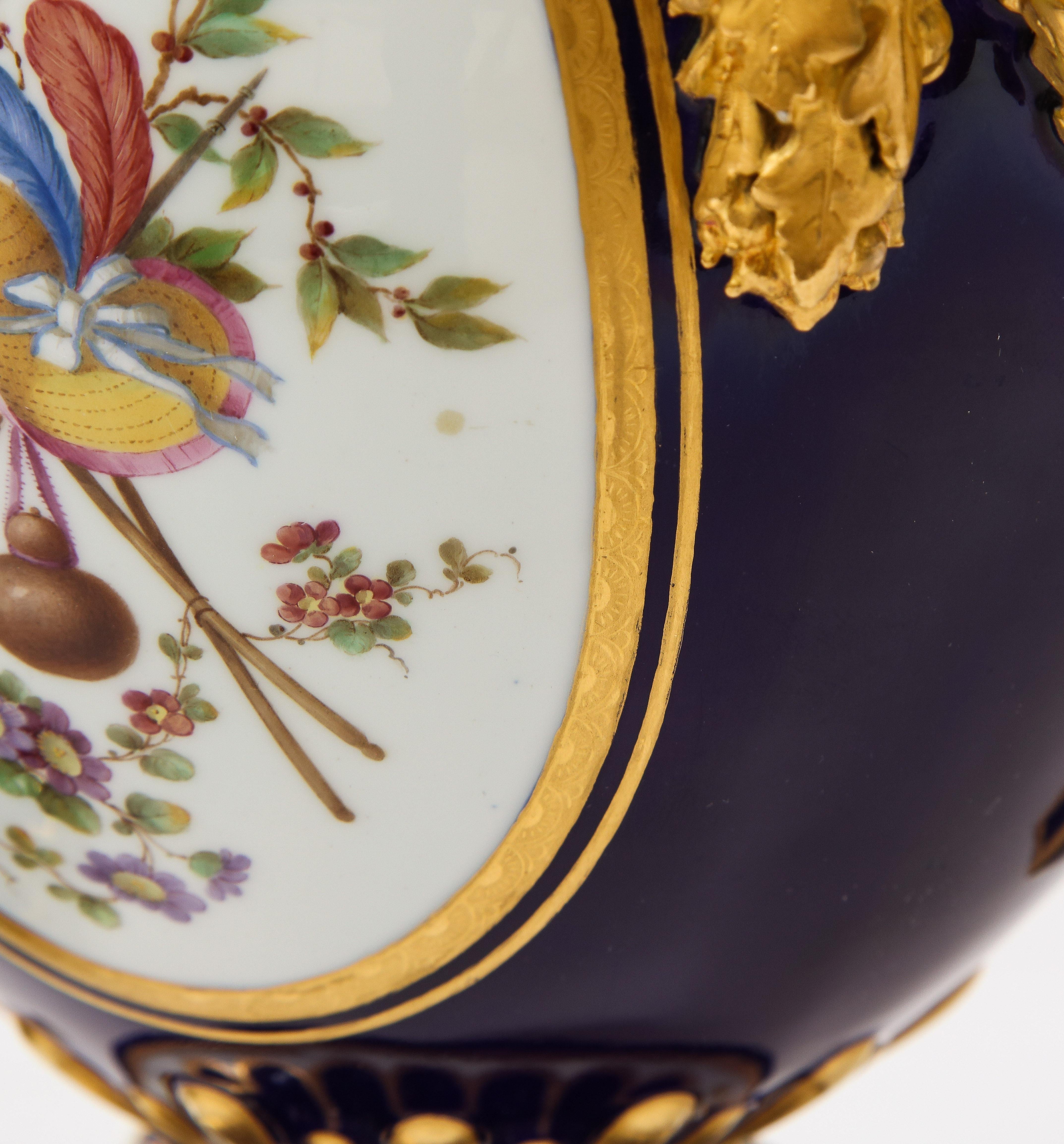 Pr. 19c Mintons Porzellan „Louis XVI Sevres Stil“ Vasen mit blauem Nouveau-Grund im Angebot 5