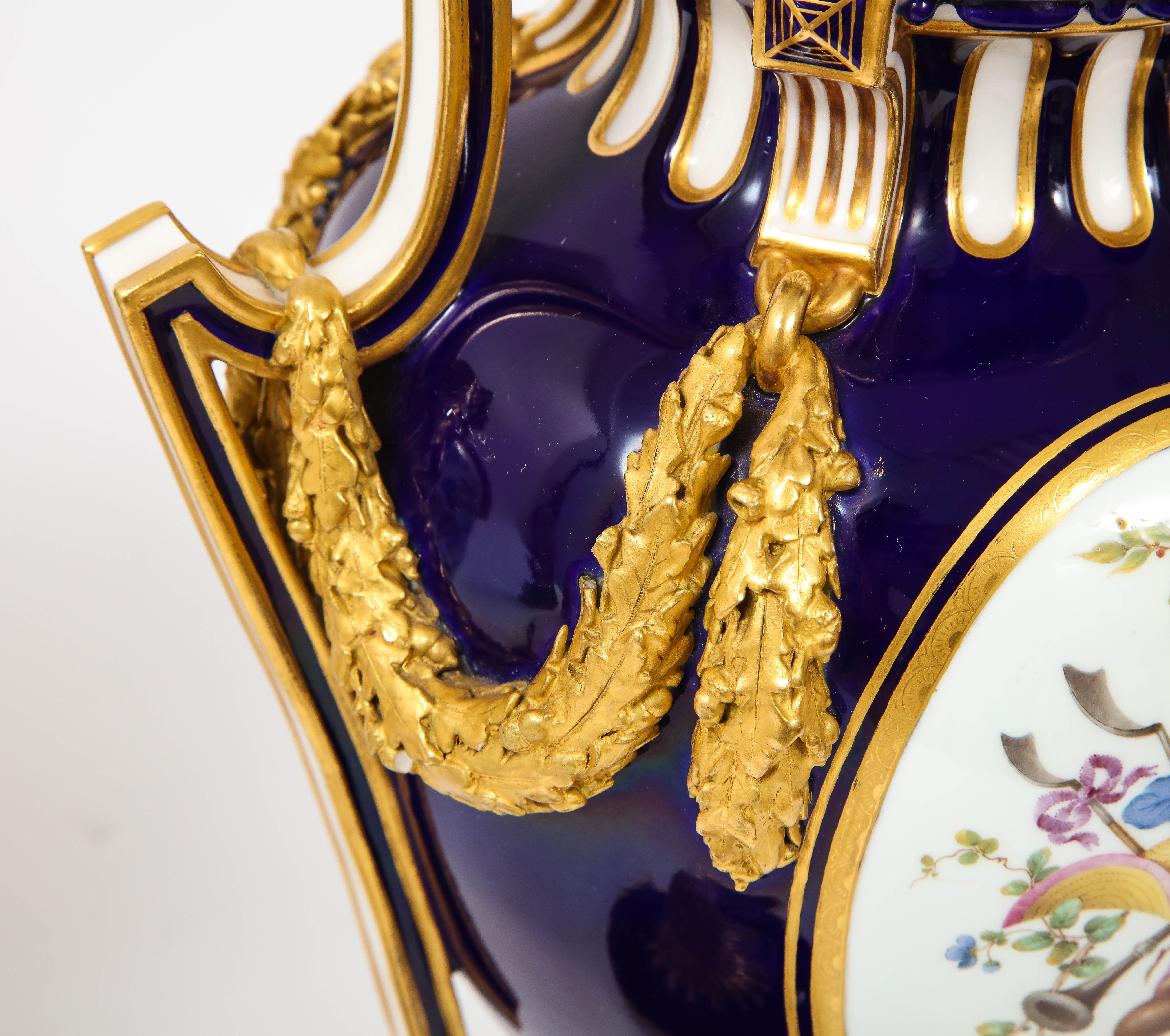 Pr. 19c Mintons Porzellan „Louis XVI Sevres Stil“ Vasen mit blauem Nouveau-Grund im Angebot 7