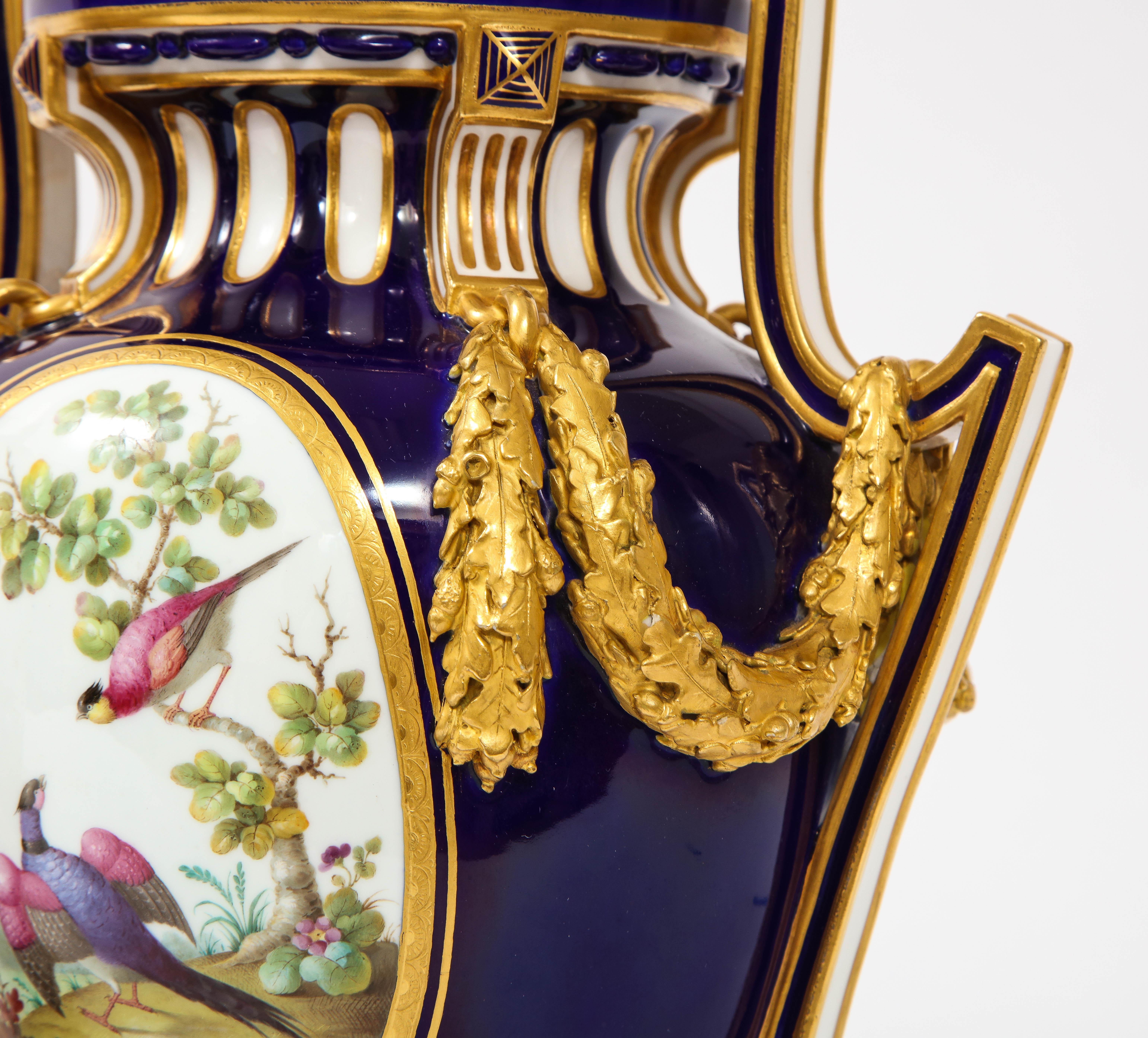 Pr. 19c Mintons Porzellan „Louis XVI Sevres Stil“ Vasen mit blauem Nouveau-Grund im Angebot 8