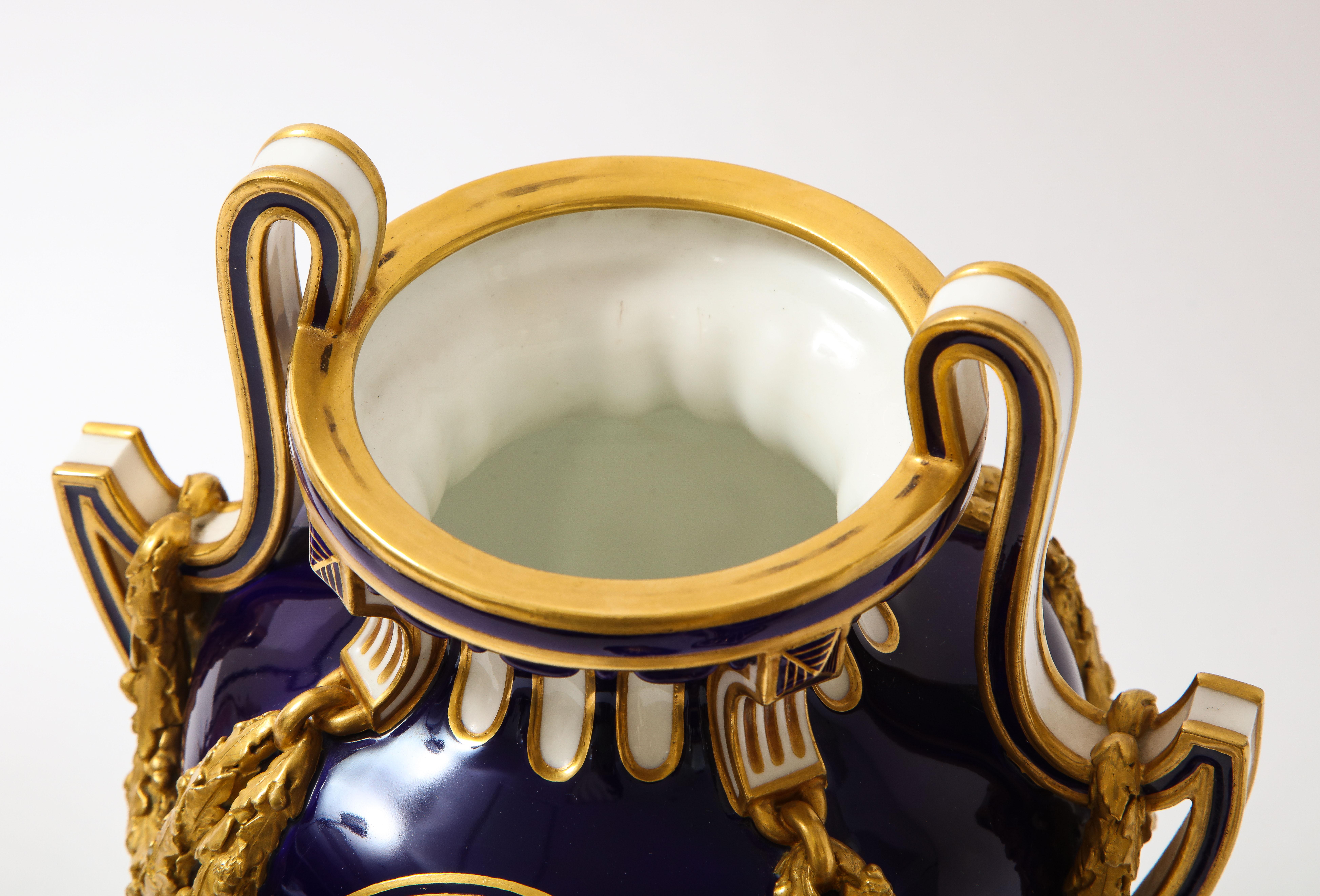 Vases à fond bleu nouveau en porcelaine de Mintons « style Louis XVI de Sèvres », vers 19e siècle en vente 9