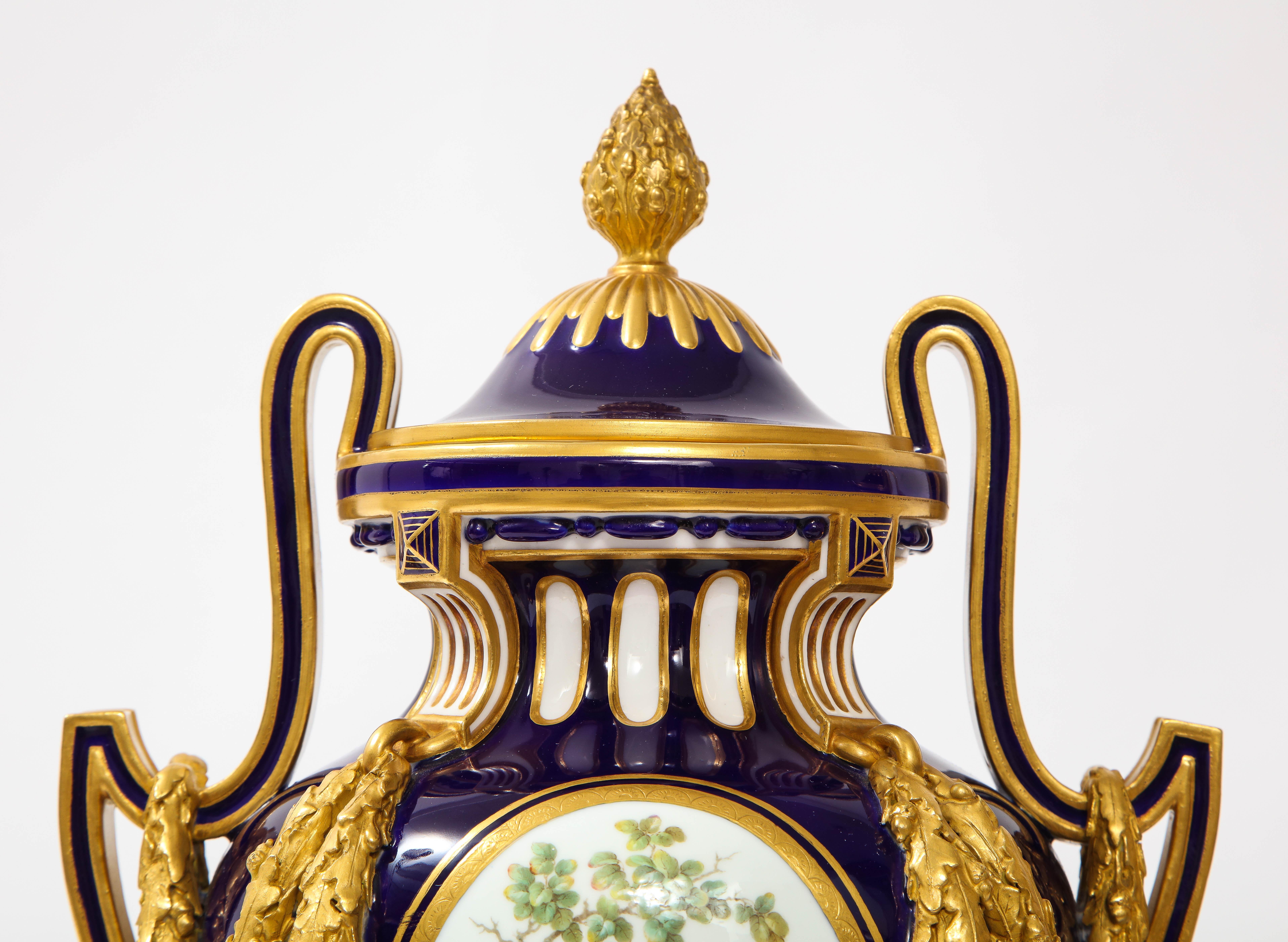 Vases à fond bleu nouveau en porcelaine de Mintons « style Louis XVI de Sèvres », vers 19e siècle en vente 10