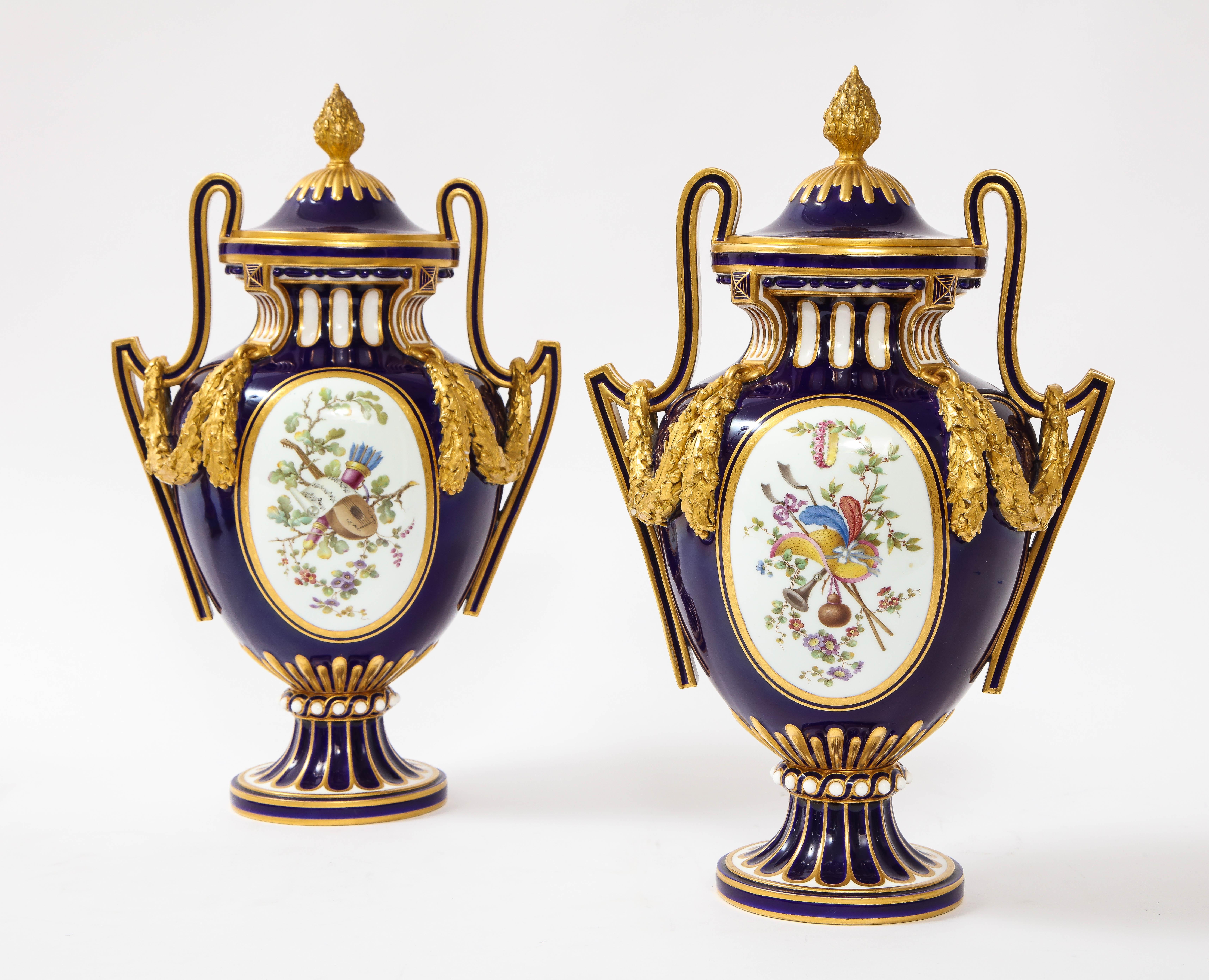 Pr. 19c Mintons Porzellan „Louis XVI Sevres Stil“ Vasen mit blauem Nouveau-Grund (Louis XVI.) im Angebot