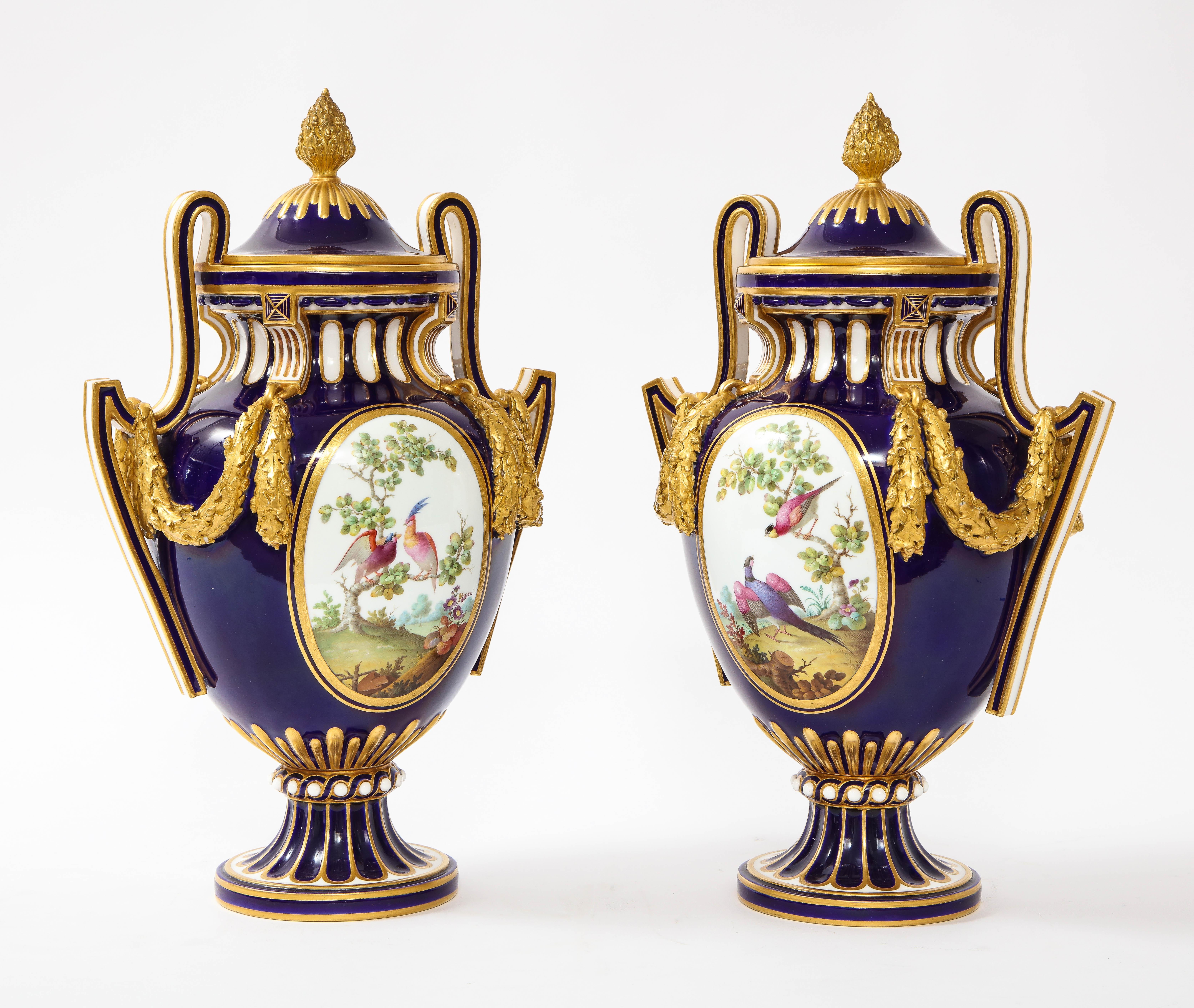Pr. 19c Mintons Porzellan „Louis XVI Sevres Stil“ Vasen mit blauem Nouveau-Grund (Englisch) im Angebot