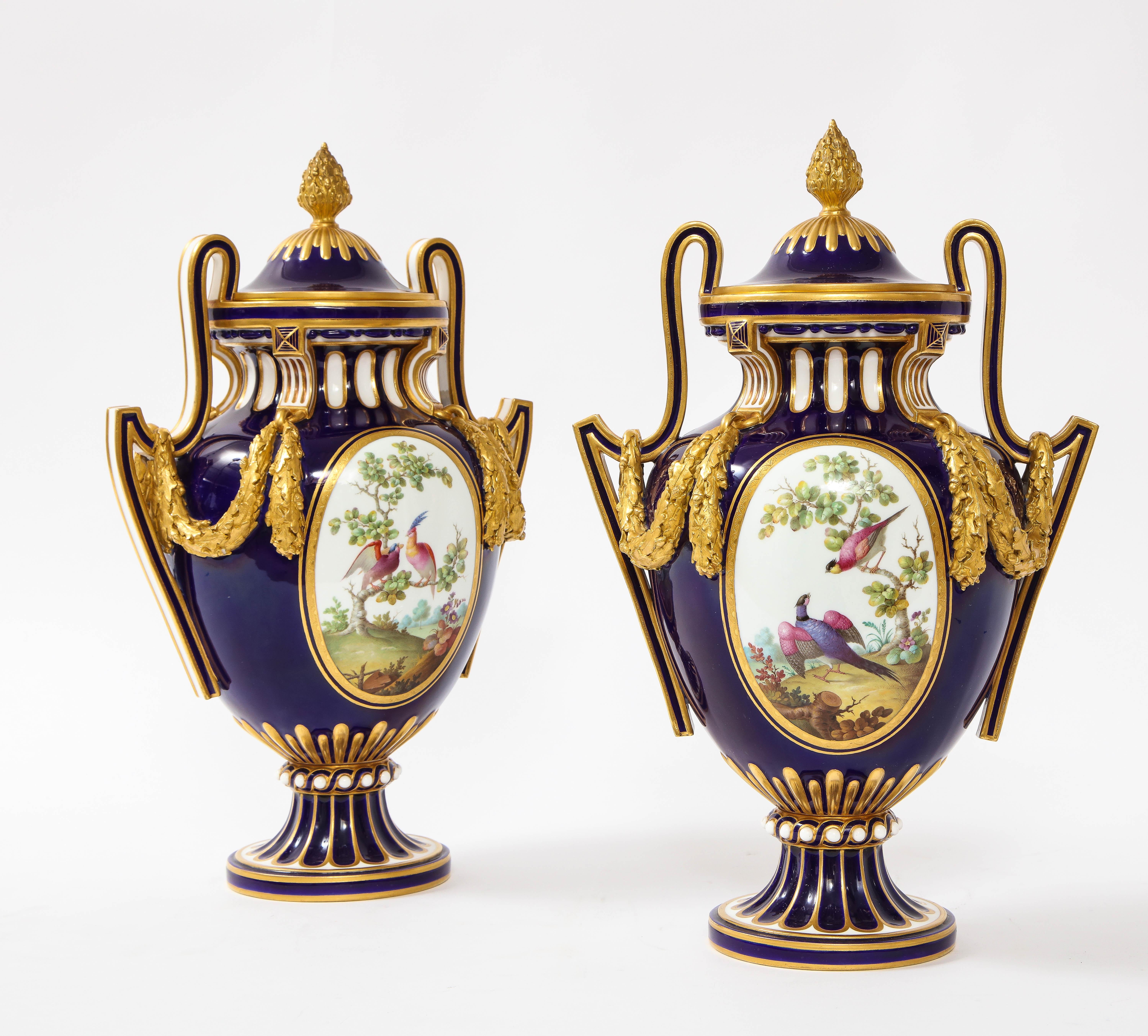 Pr. 19c Mintons Porzellan „Louis XVI Sevres Stil“ Vasen mit blauem Nouveau-Grund (Handbemalt) im Angebot