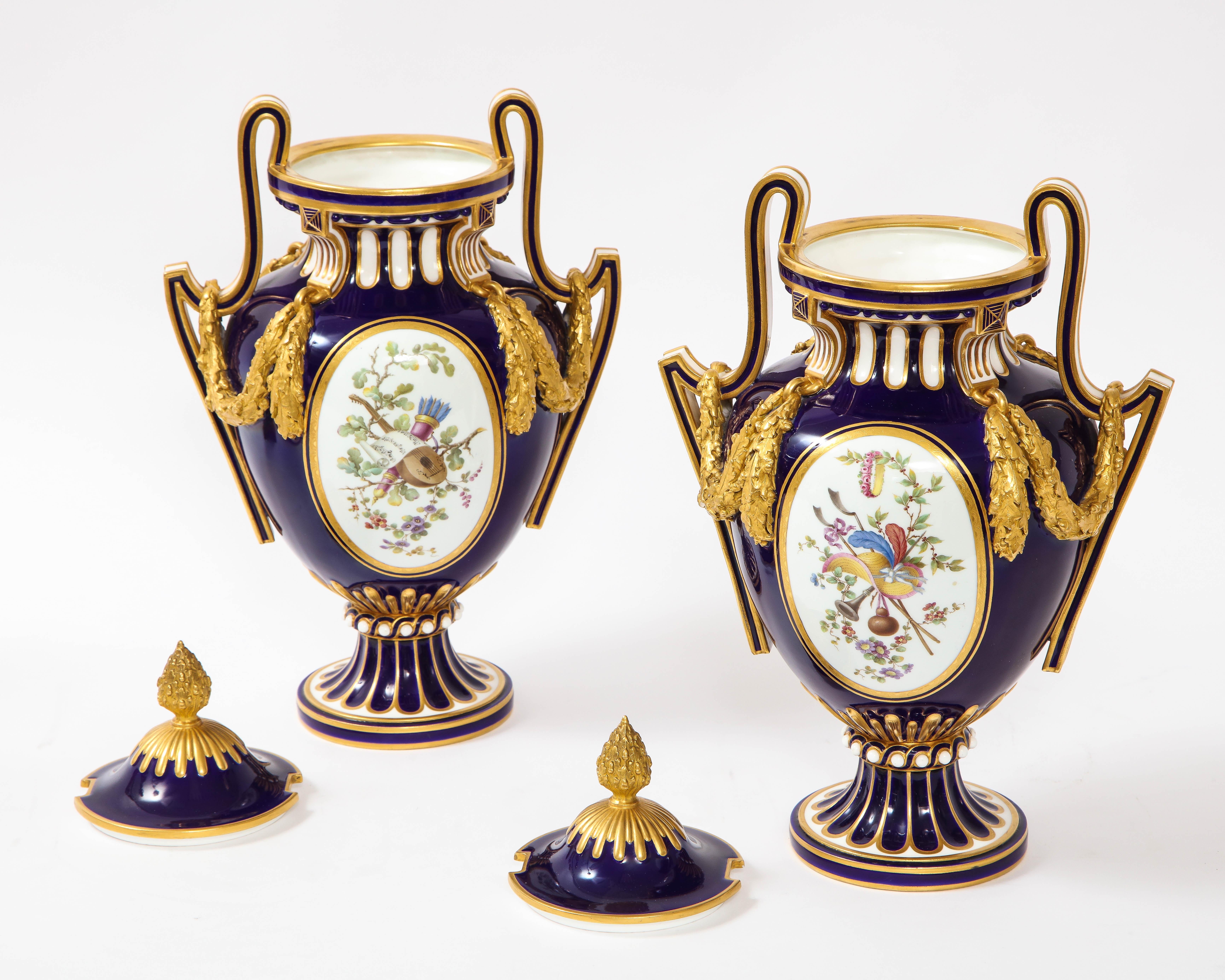 Milieu du XIXe siècle Vases à fond bleu nouveau en porcelaine de Mintons « style Louis XVI de Sèvres », vers 19e siècle en vente