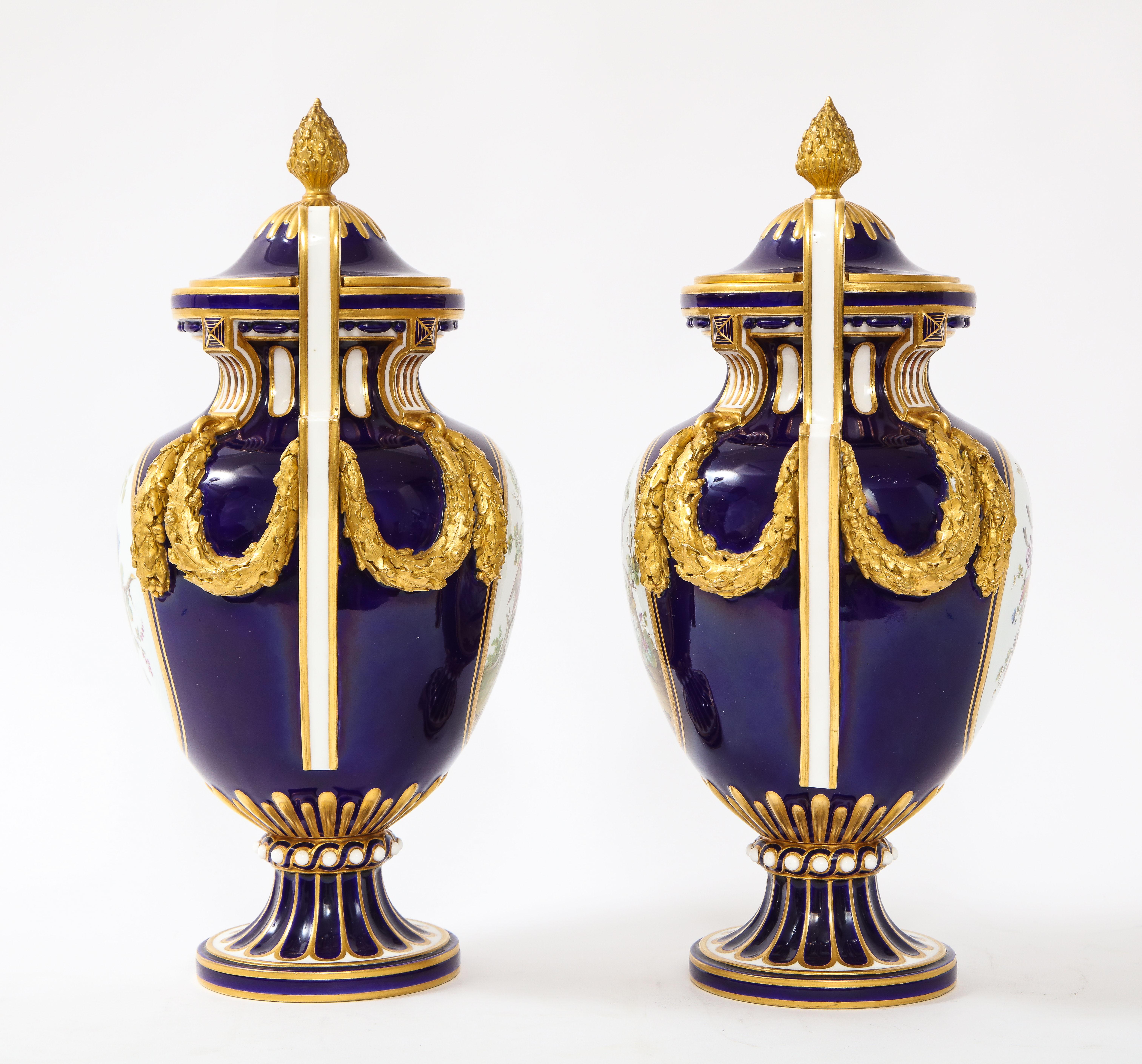 Pr. 19c Mintons Porzellan „Louis XVI Sevres Stil“ Vasen mit blauem Nouveau-Grund (Mittleres 19. Jahrhundert) im Angebot