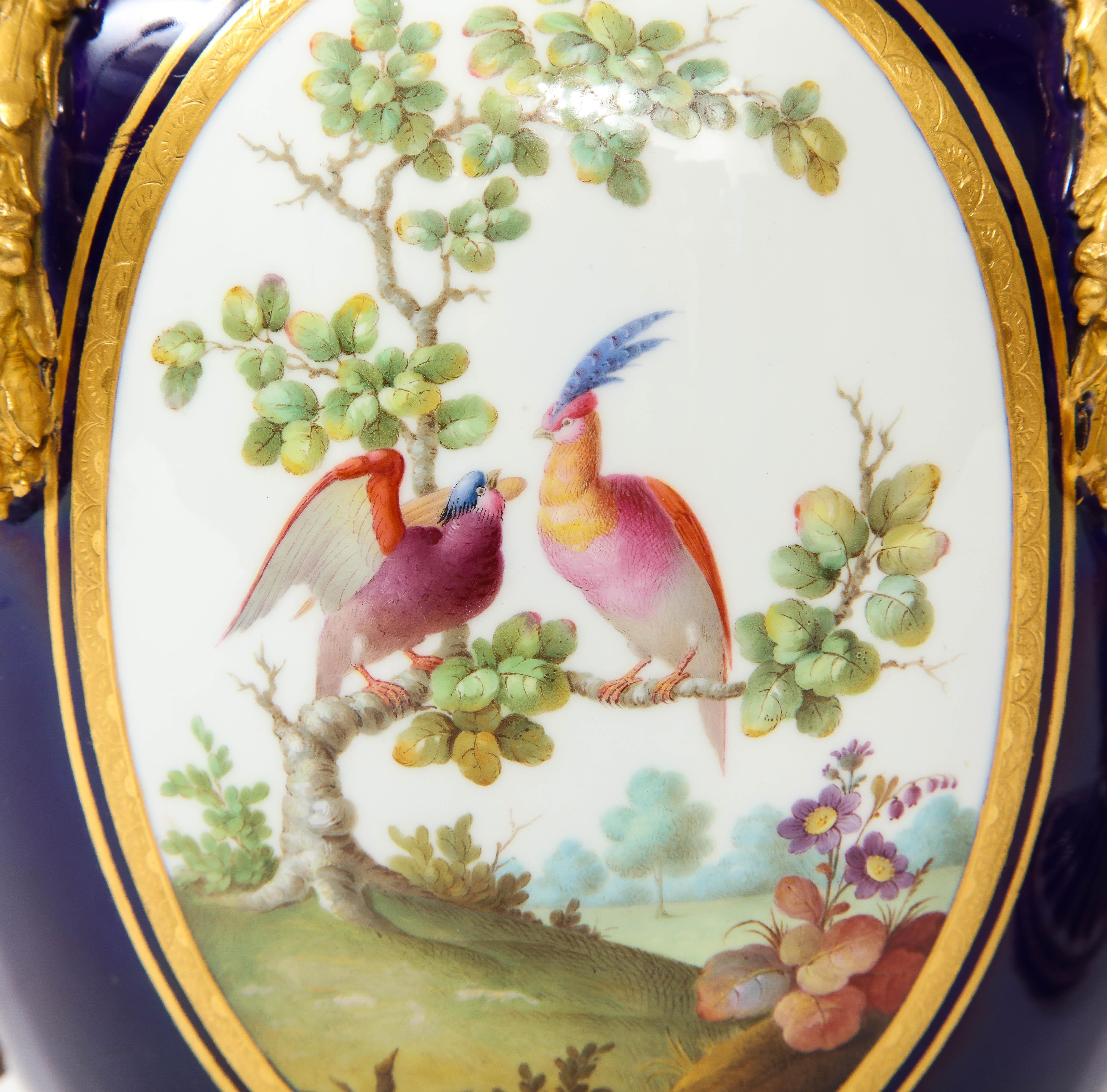 Pr. 19c Mintons Porzellan „Louis XVI Sevres Stil“ Vasen mit blauem Nouveau-Grund im Angebot 2