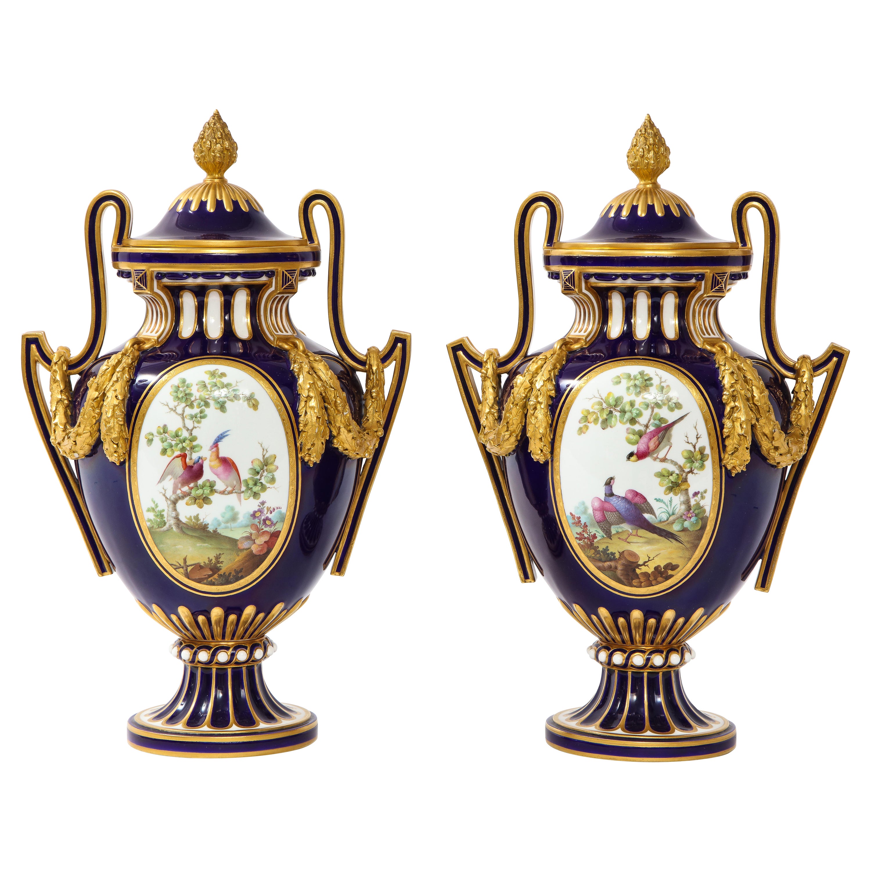 Vases à fond bleu nouveau en porcelaine de Mintons « style Louis XVI de Sèvres », vers 19e siècle