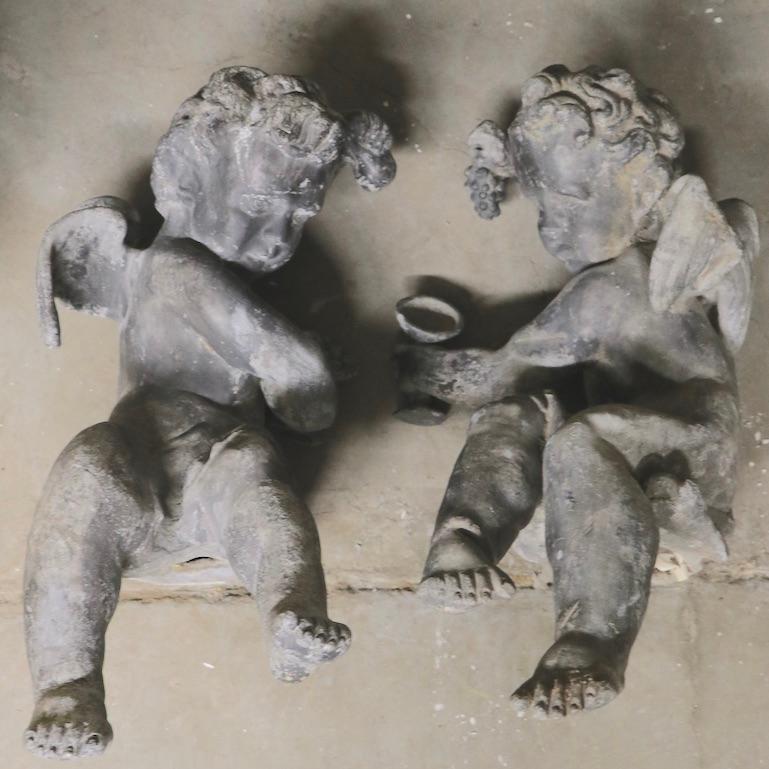 Pareja de Cupidos de Plomo Fundido del Siglo XIX de una Fuente Municipal en venta 12