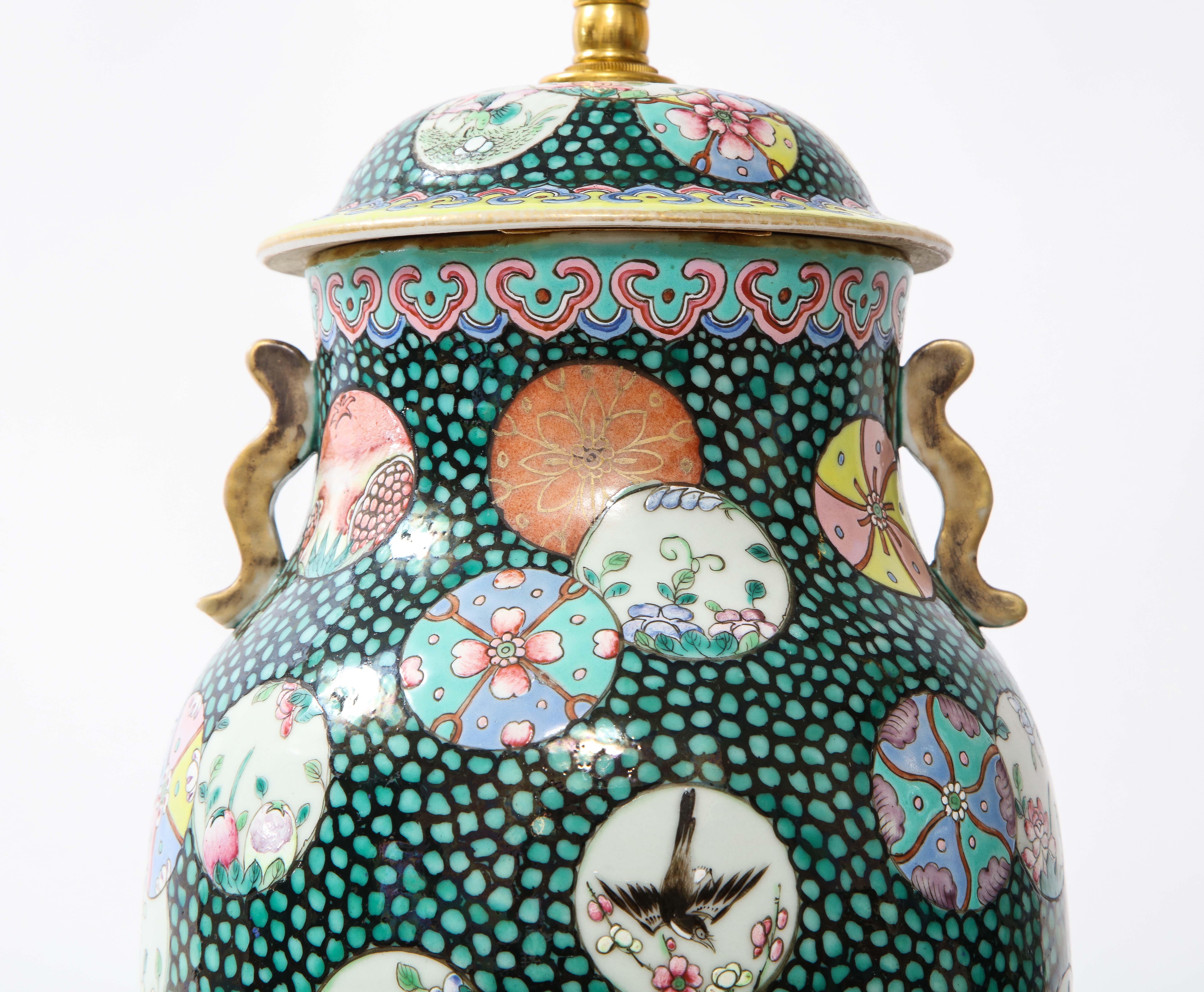 Vasi di porcellana cinese del 20° secolo circa trasformati in lampade con montatura francese in ormolu in vendita 2
