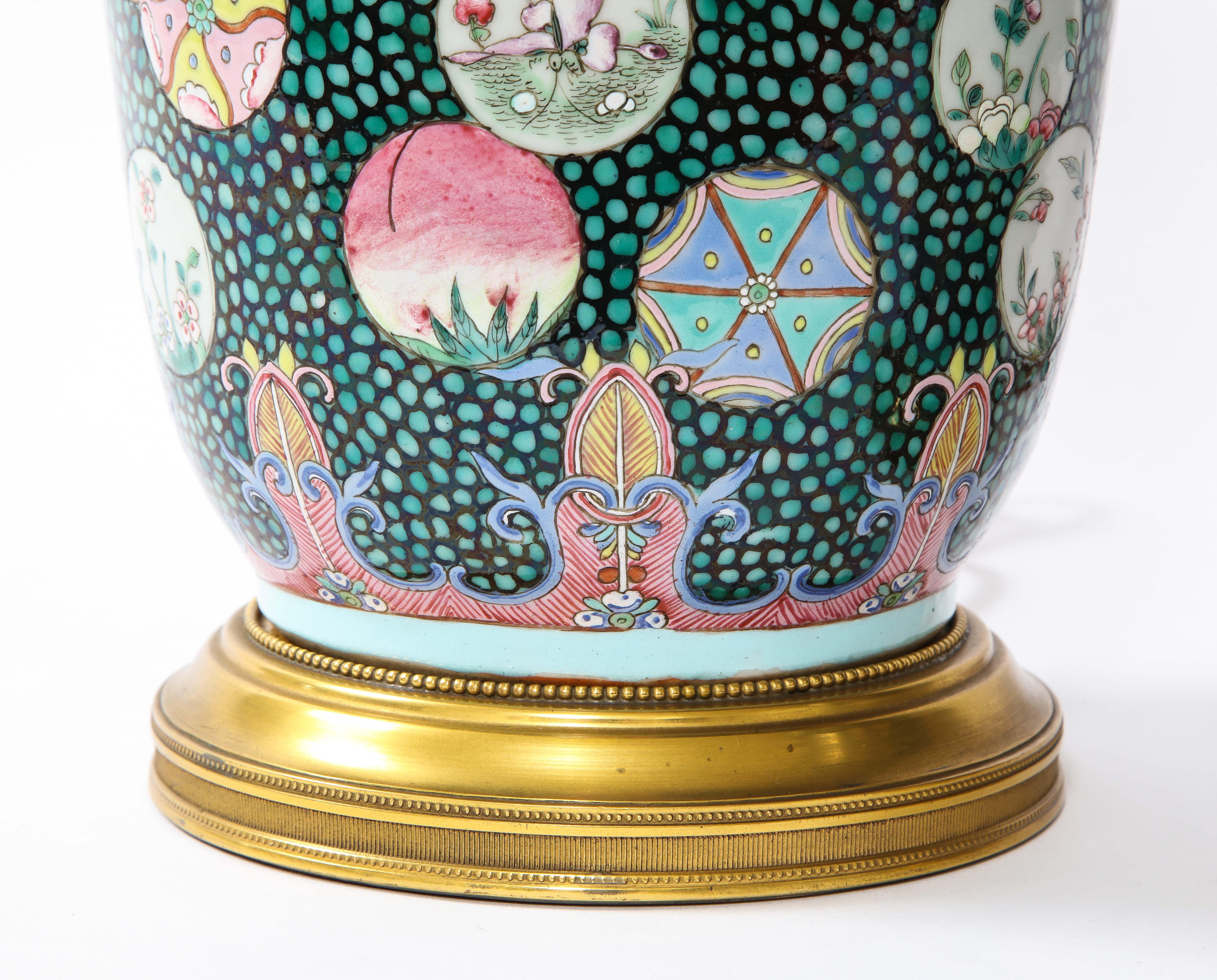 Vasi di porcellana cinese del 20° secolo circa trasformati in lampade con montatura francese in ormolu in vendita 4